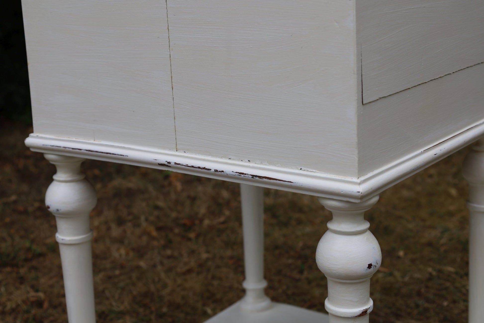 Antikes französisches Nachtschränkchen Shabby Chic – Massivholz Creme-Weiß, Vintage Landhausstil {{ Shabby Chic und Landhaus Deko }} {{ www.Stein-Alt.de }}