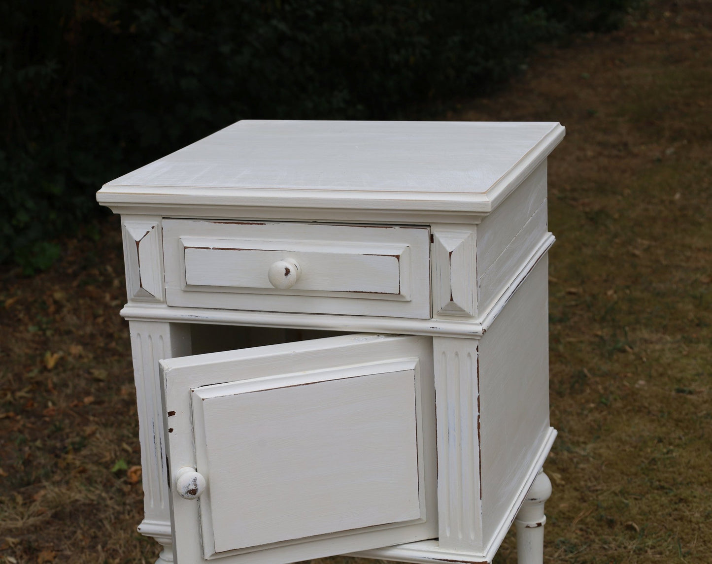 Antikes französisches Nachtschränkchen Shabby Chic – Massivholz Creme-Weiß, Vintage Landhausstil {{ Shabby Chic und Landhaus Deko }} {{ www.Stein-Alt.de }}