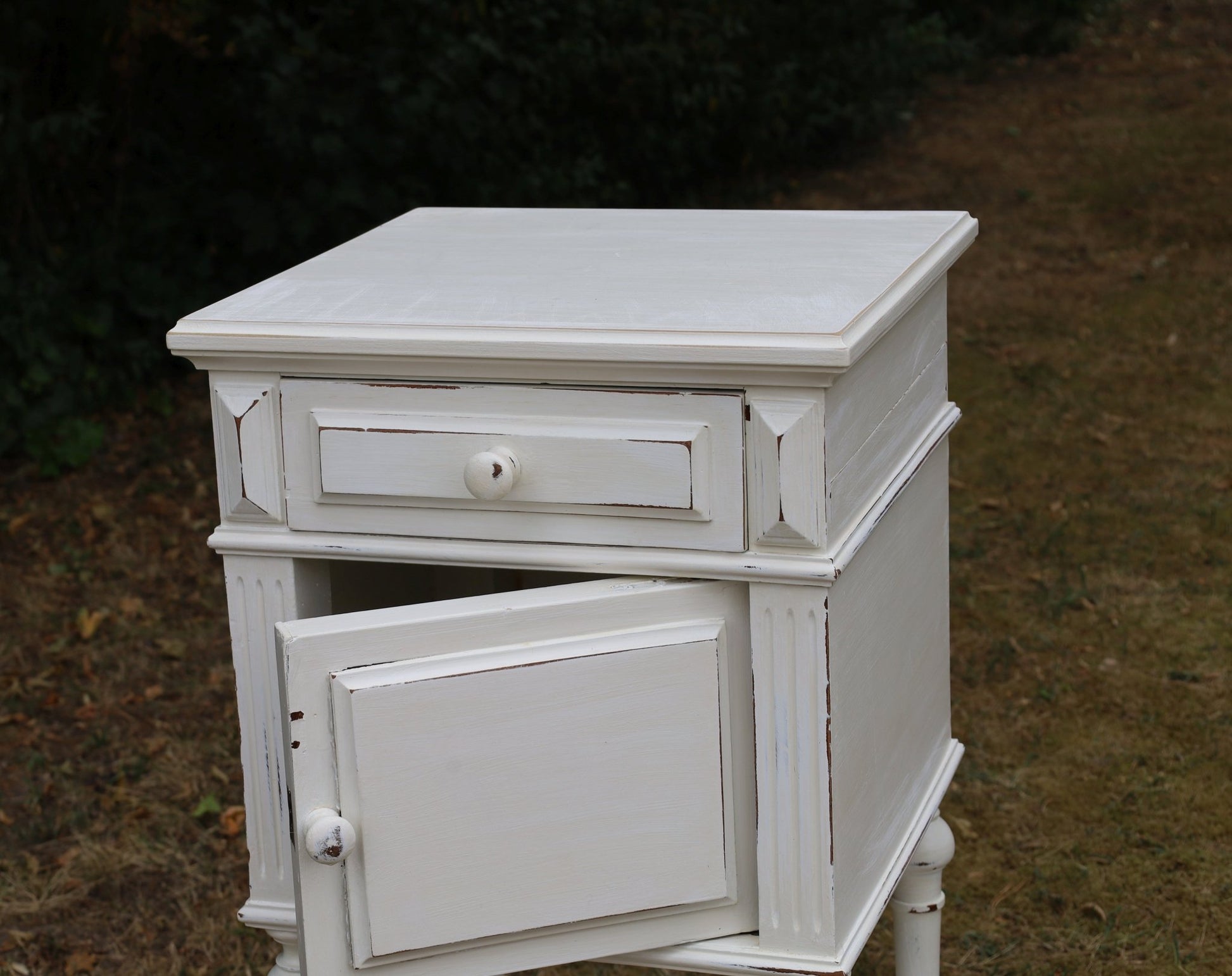 Antikes französisches Nachtschränkchen Shabby Chic – Massivholz Creme-Weiß, Vintage Landhausstil {{ Shabby Chic und Landhaus Deko }} {{ www.Stein-Alt.de }}