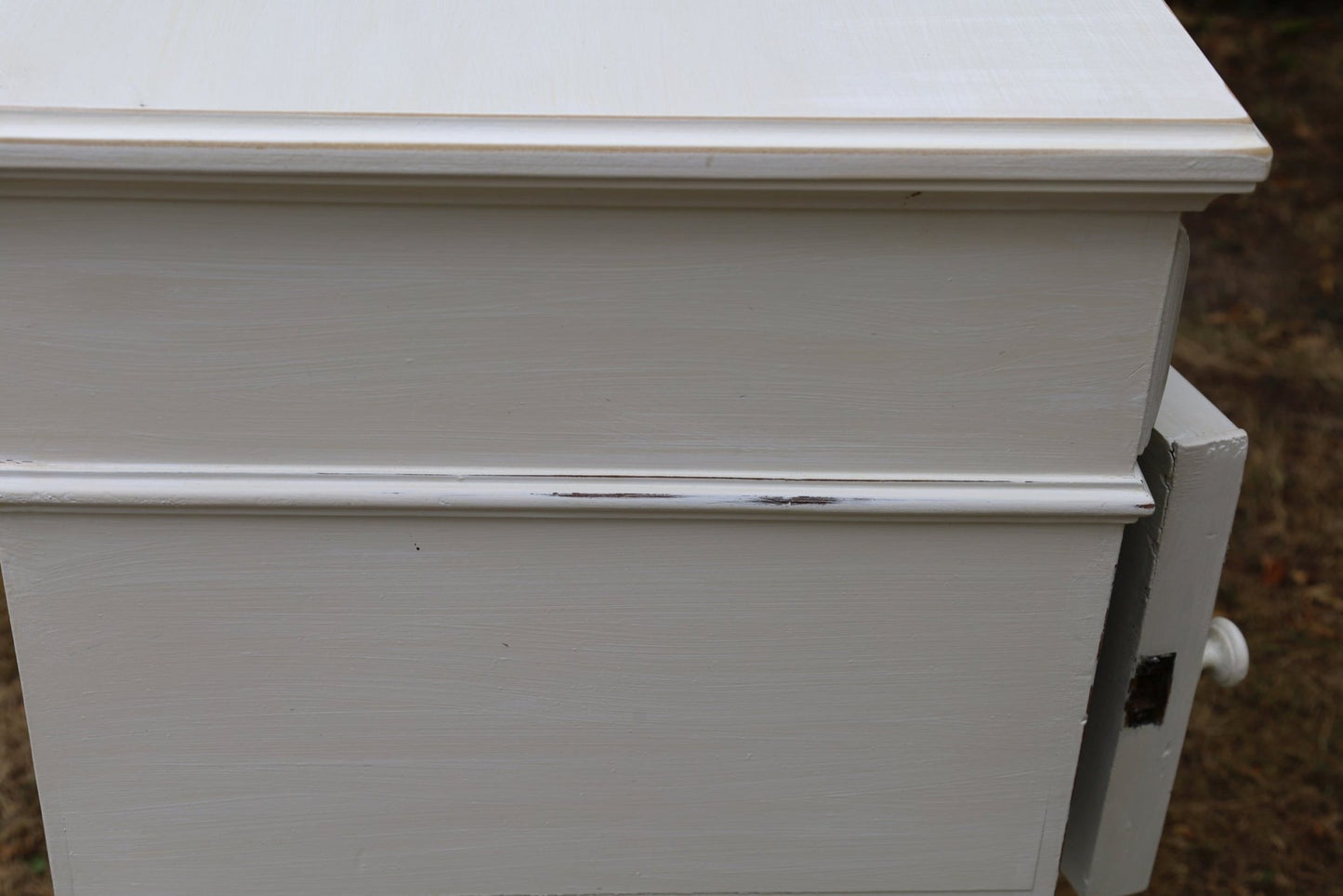 Antikes französisches Nachtschränkchen Shabby Chic – Massivholz Creme-Weiß, Vintage Landhausstil {{ Shabby Chic und Landhaus Deko }} {{ www.Stein-Alt.de }}