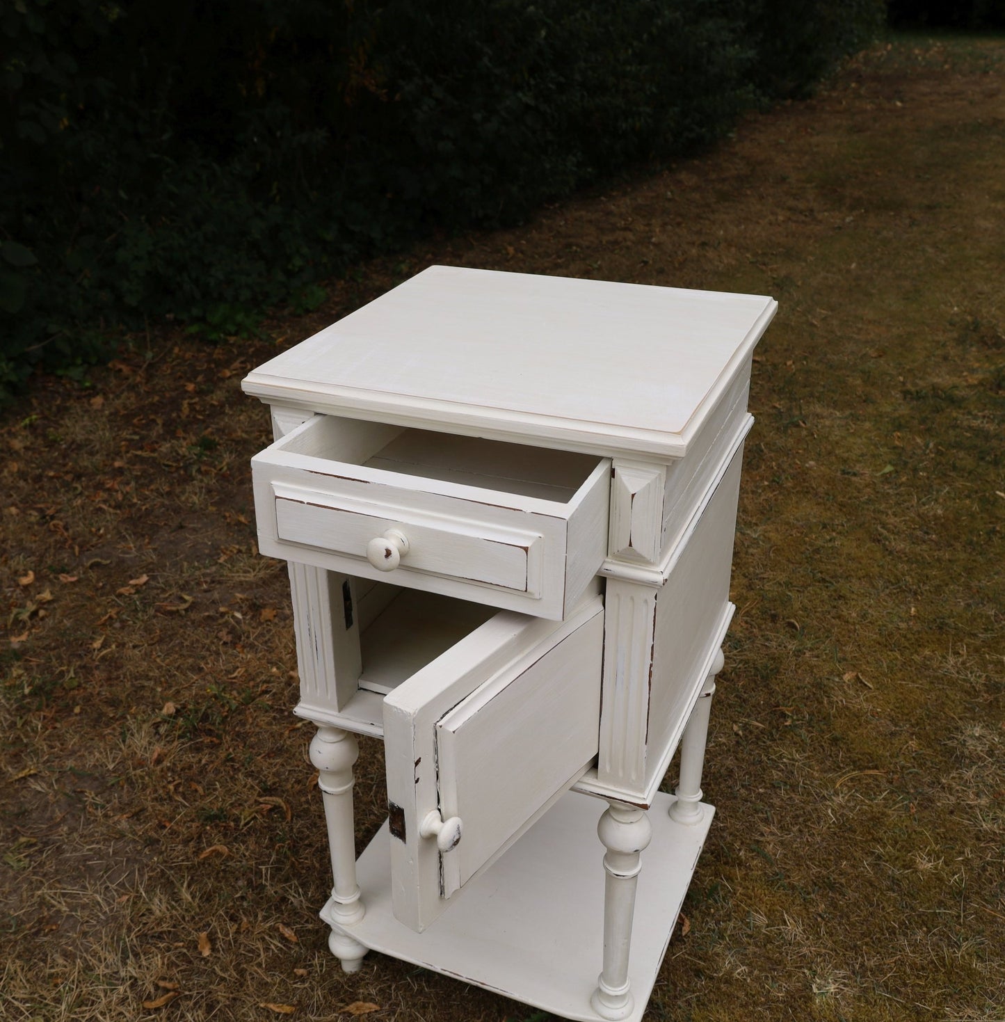 Antikes französisches Nachtschränkchen Shabby Chic – Massivholz Creme-Weiß, Vintage Landhausstil {{ Shabby Chic und Landhaus Deko }} {{ www.Stein-Alt.de }}