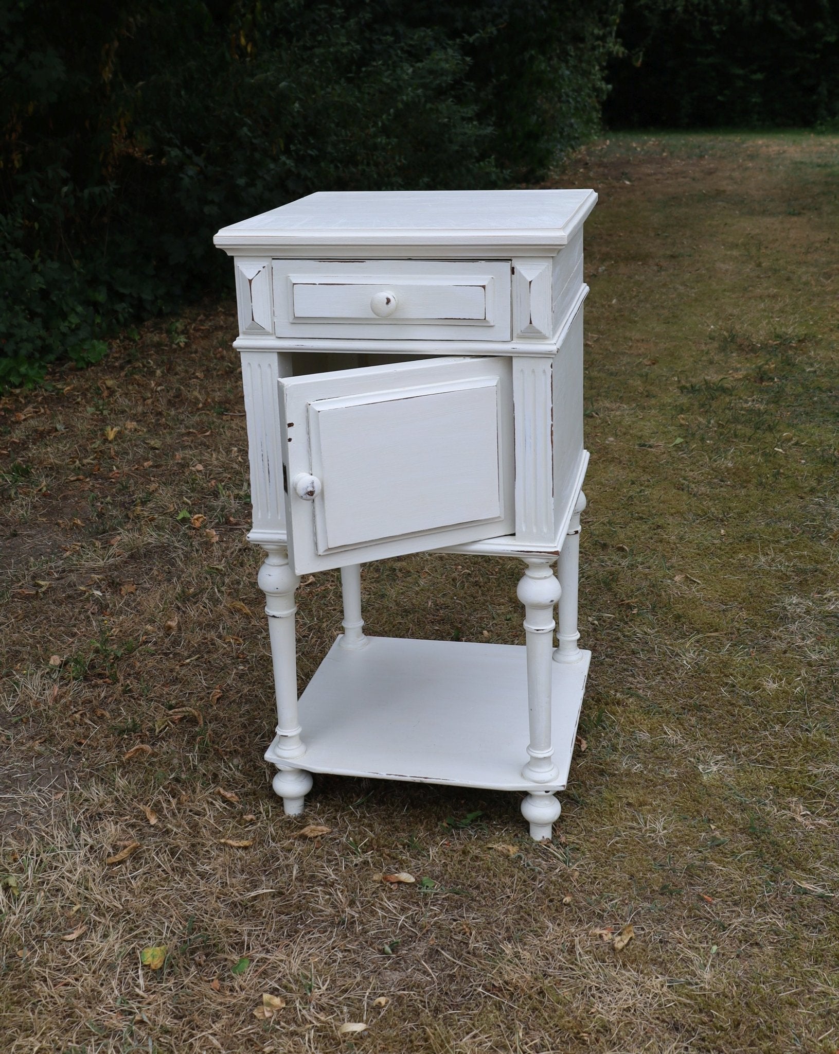 Antikes französisches Nachtschränkchen Shabby Chic – Massivholz Creme-Weiß, Vintage Landhausstil {{ Shabby Chic und Landhaus Deko }} {{ www.Stein-Alt.de }}