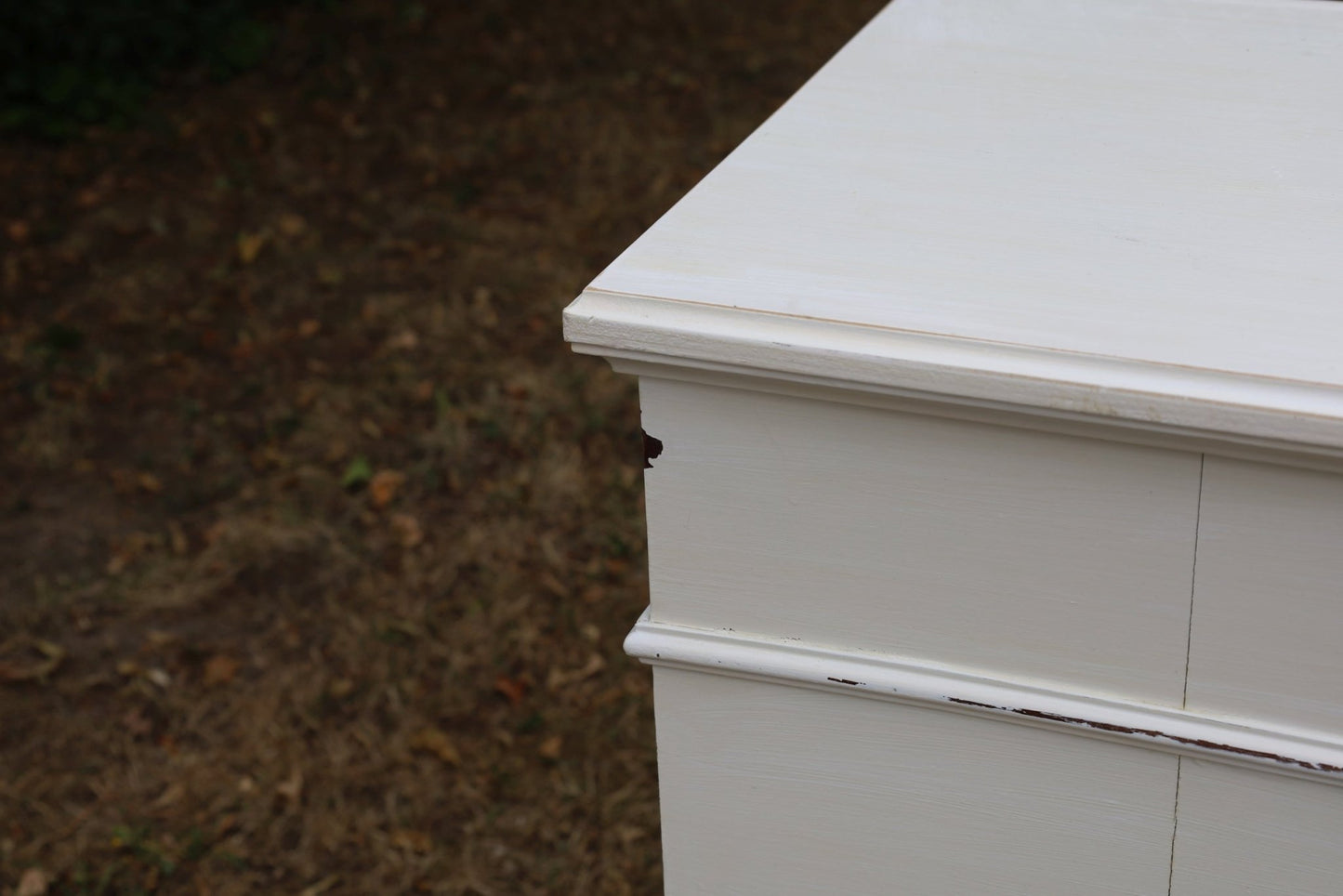 Antikes französisches Nachtschränkchen Shabby Chic – Massivholz Creme-Weiß, Vintage Landhausstil {{ Shabby Chic und Landhaus Deko }} {{ www.Stein-Alt.de }}