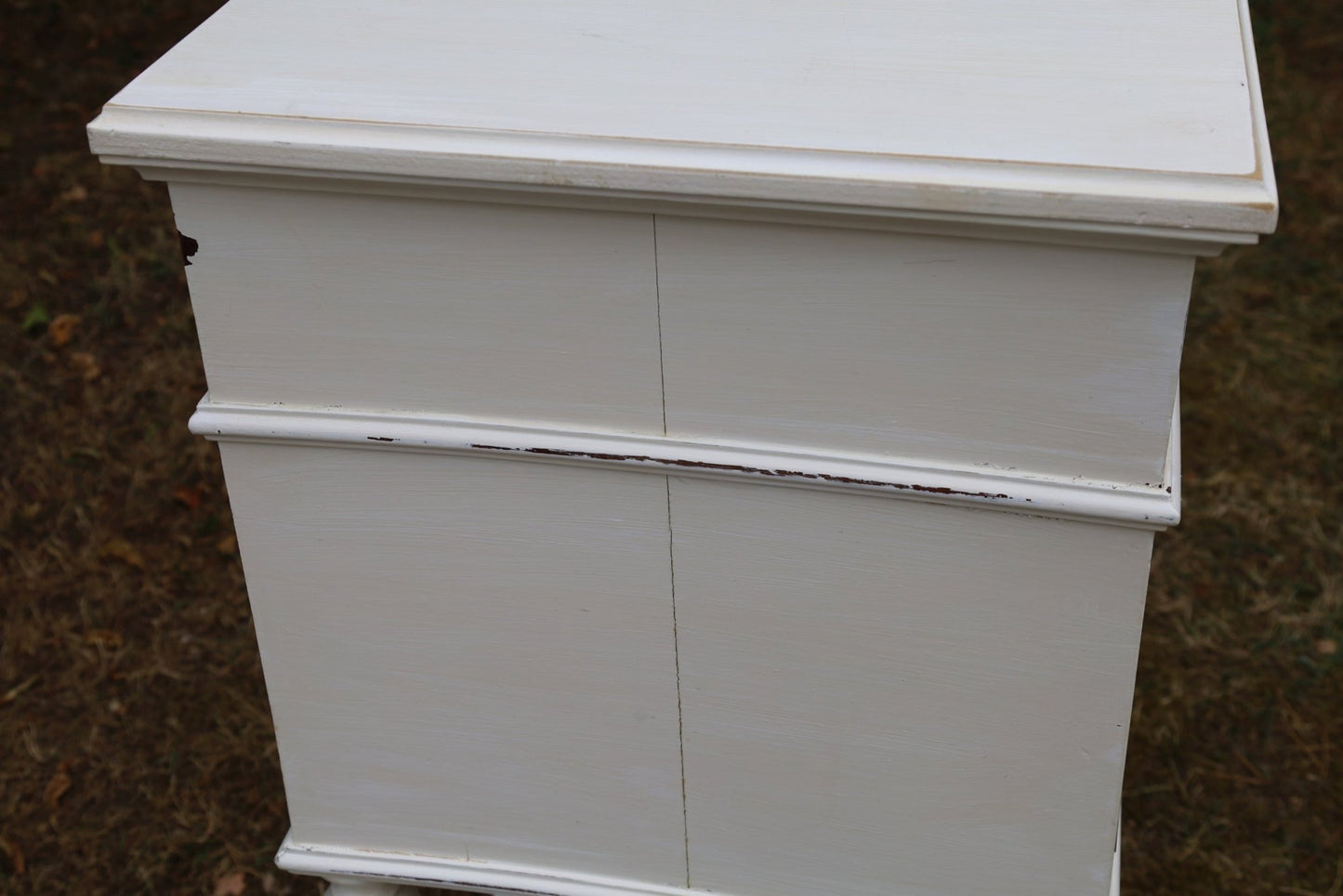 Antikes französisches Nachtschränkchen Shabby Chic – Massivholz Creme-Weiß, Vintage Landhausstil {{ Shabby Chic und Landhaus Deko }} {{ www.Stein-Alt.de }}