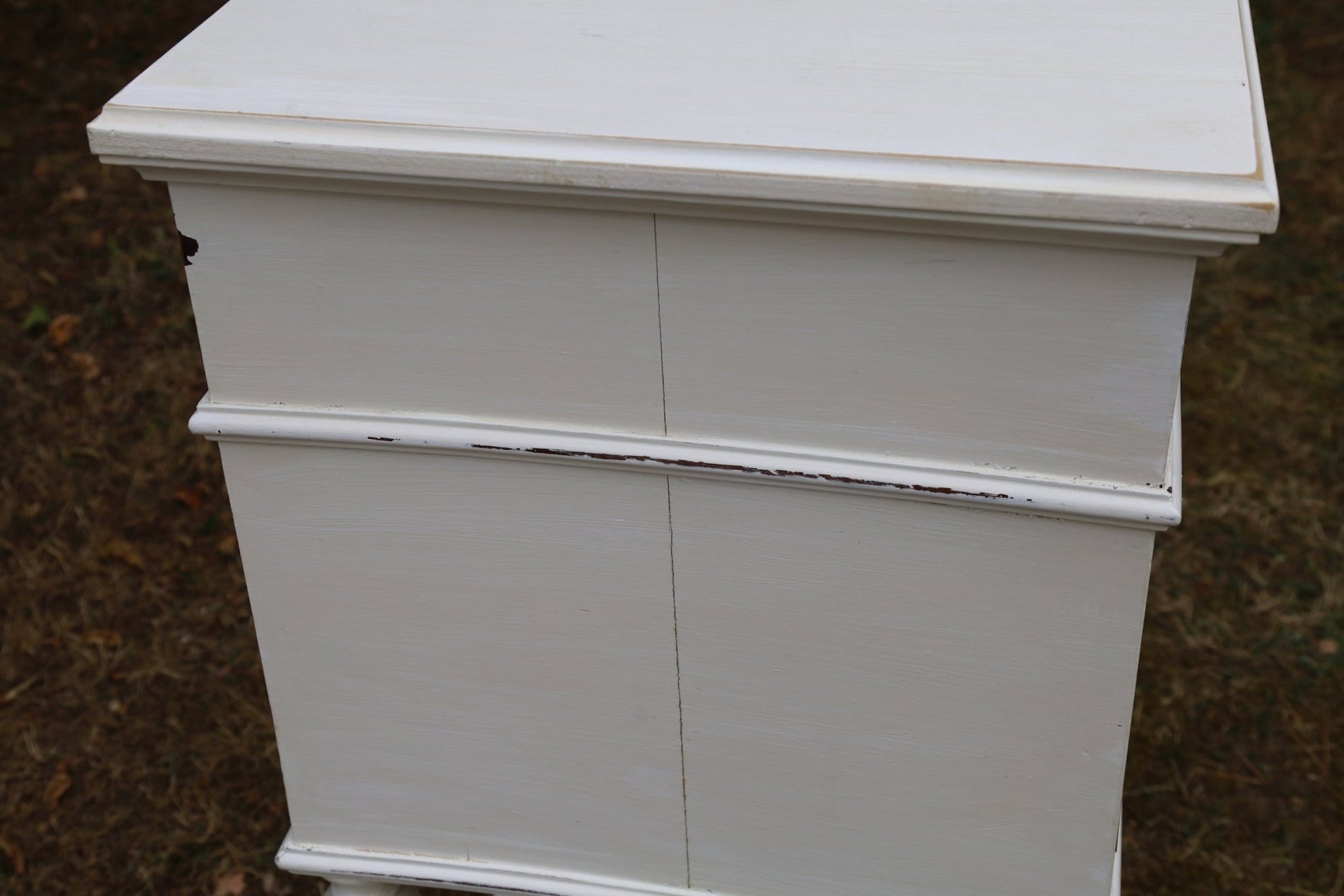 Antikes französisches Nachtschränkchen Shabby Chic – Massivholz Creme-Weiß, Vintage Landhausstil {{ Shabby Chic und Landhaus Deko }} {{ www.Stein-Alt.de }}