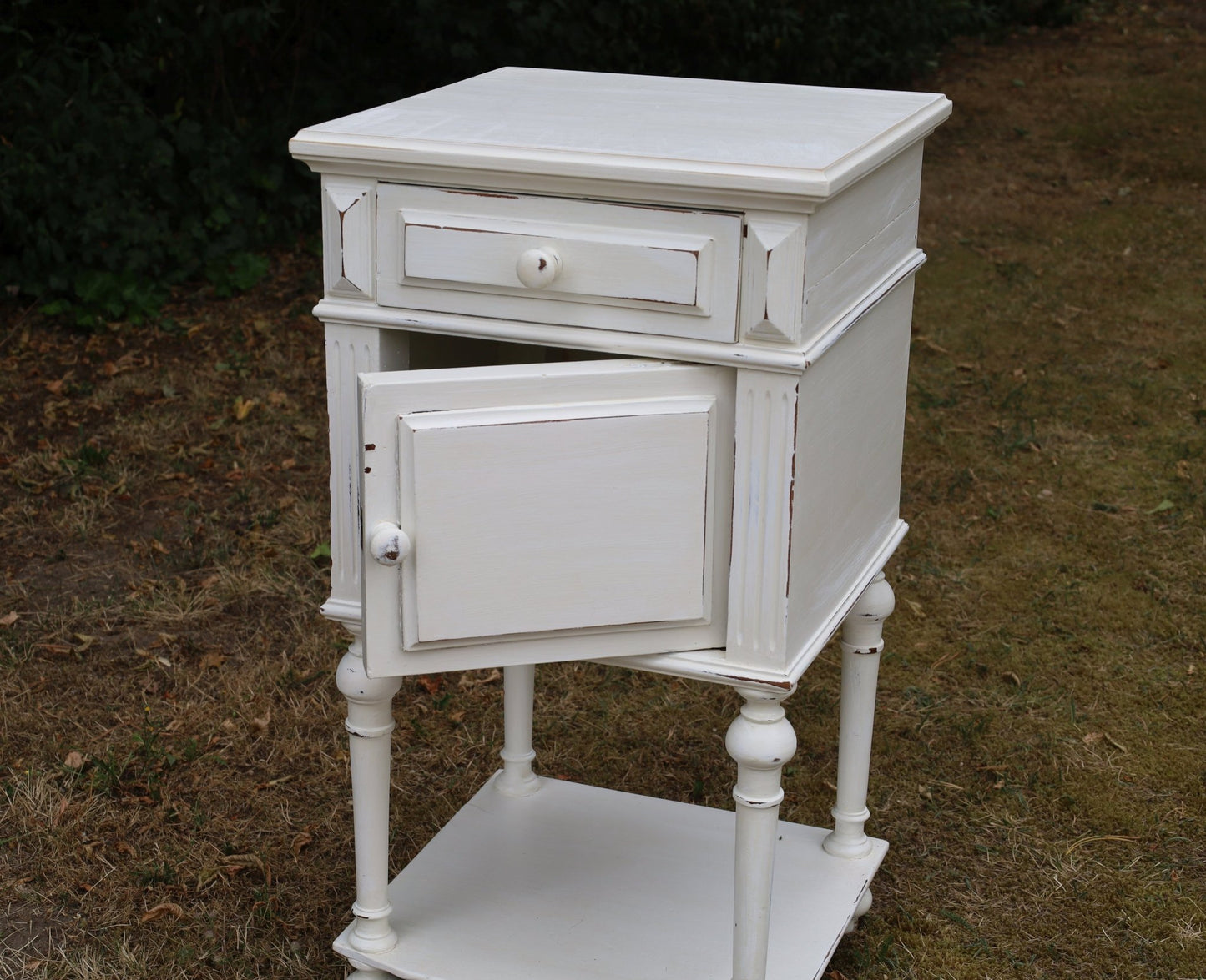 Antikes französisches Nachtschränkchen Shabby Chic – Massivholz Creme-Weiß, Vintage Landhausstil {{ Shabby Chic und Landhaus Deko }} {{ www.Stein-Alt.de }}