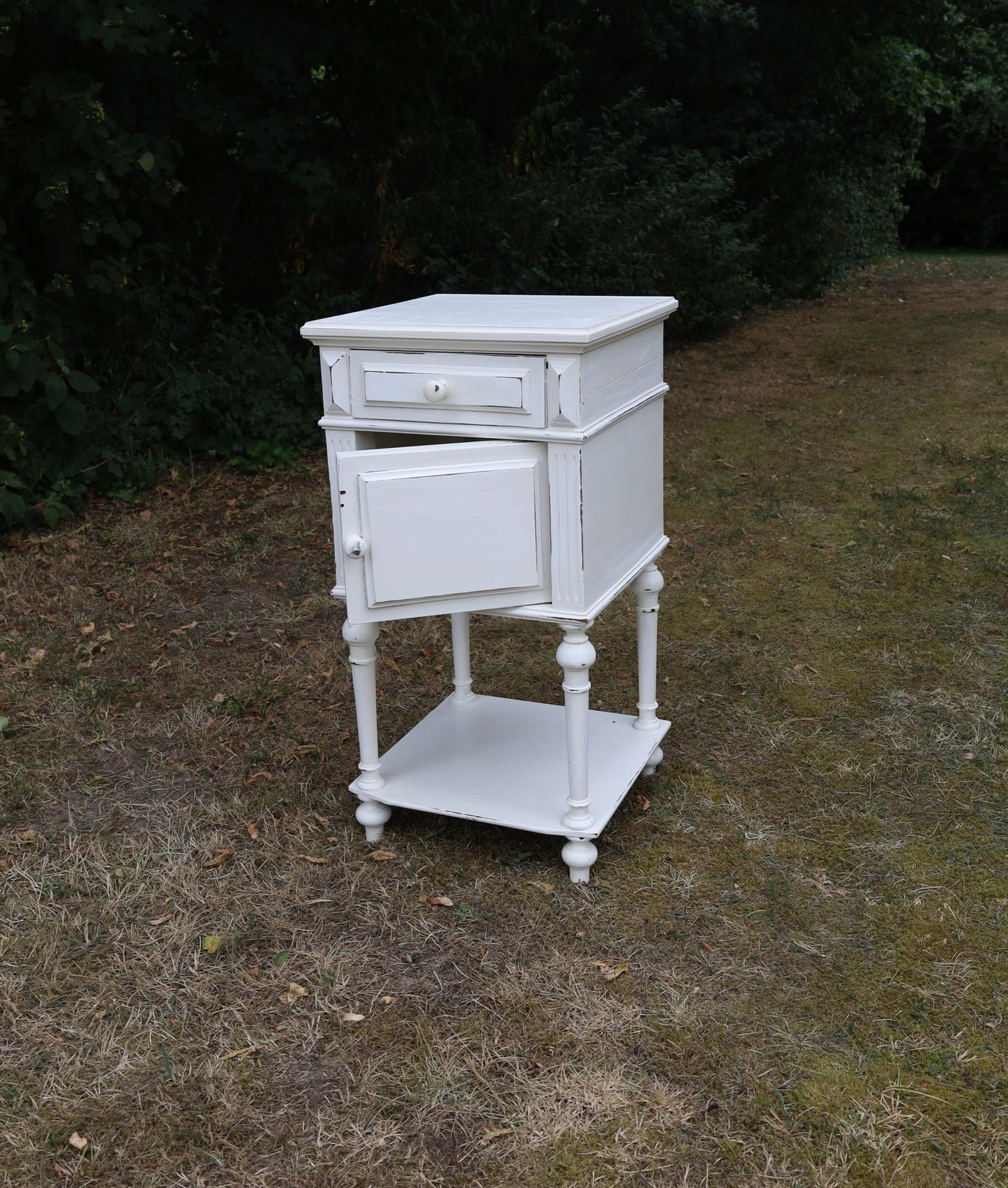 Antikes französisches Nachtschränkchen Shabby Chic – Massivholz Creme-Weiß, Vintage Landhausstil {{ Shabby Chic und Landhaus Deko }} {{ www.Stein-Alt.de }}
