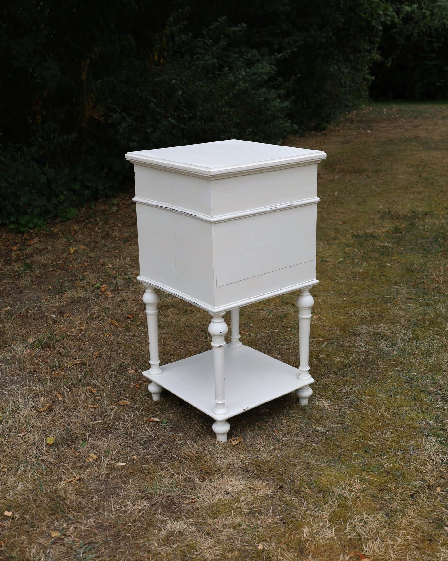 Antikes französisches Nachtschränkchen Shabby Chic – Massivholz Creme-Weiß, Vintage Landhausstil {{ Shabby Chic und Landhaus Deko }} {{ www.Stein-Alt.de }}