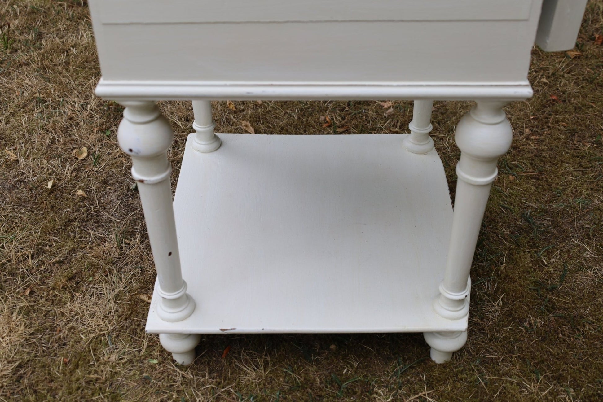 Antikes französisches Nachtschränkchen Shabby Chic – Massivholz Creme-Weiß, Vintage Landhausstil {{ Shabby Chic und Landhaus Deko }} {{ www.Stein-Alt.de }}