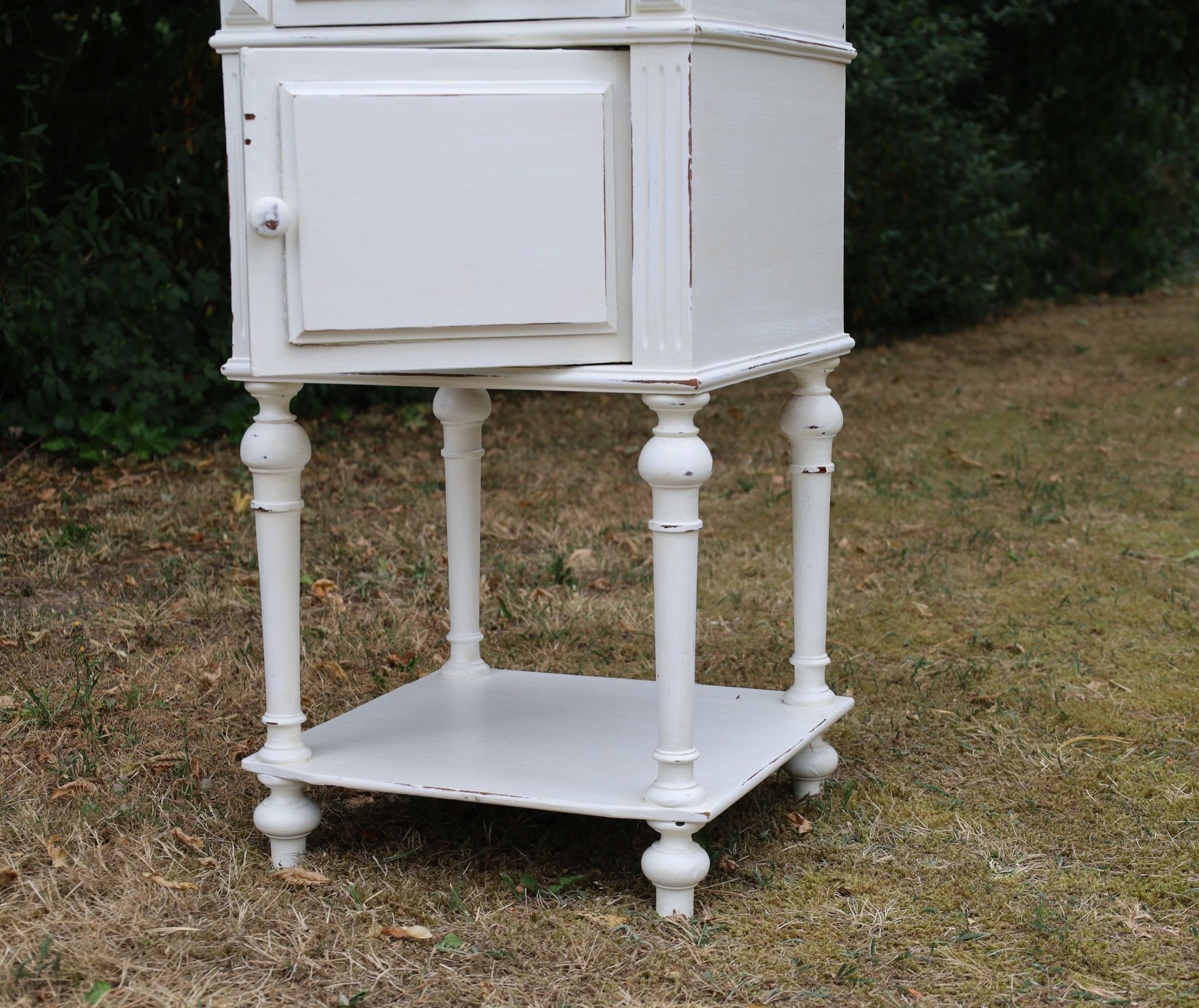 Antikes französisches Nachtschränkchen Shabby Chic – Massivholz Creme-Weiß, Vintage Landhausstil {{ Shabby Chic und Landhaus Deko }} {{ www.Stein-Alt.de }}