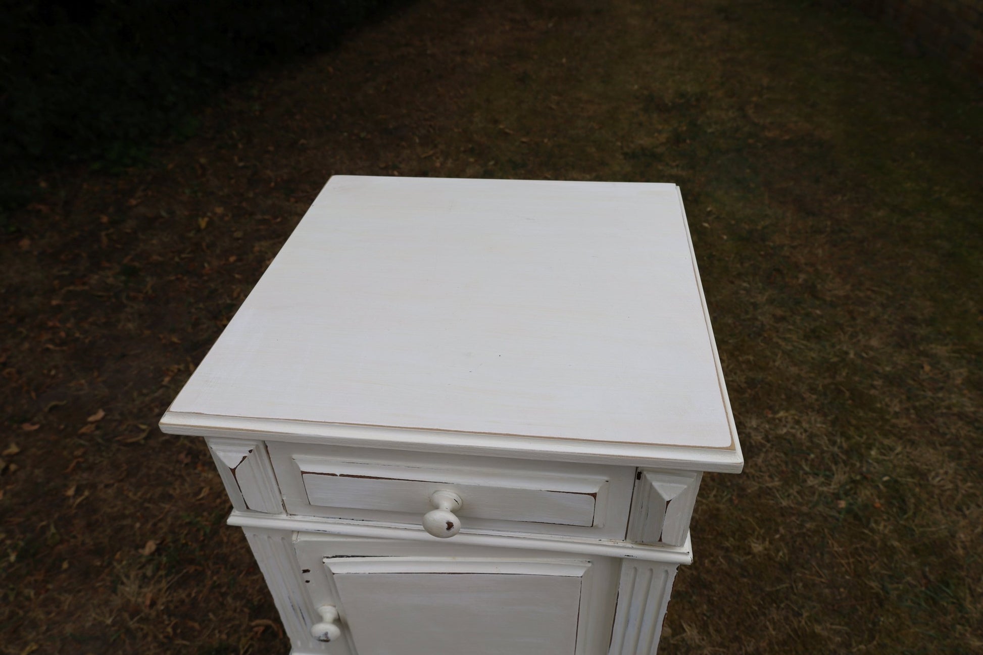 Antikes französisches Nachtschränkchen Shabby Chic – Massivholz Creme-Weiß, Vintage Landhausstil {{ Shabby Chic und Landhaus Deko }} {{ www.Stein-Alt.de }}