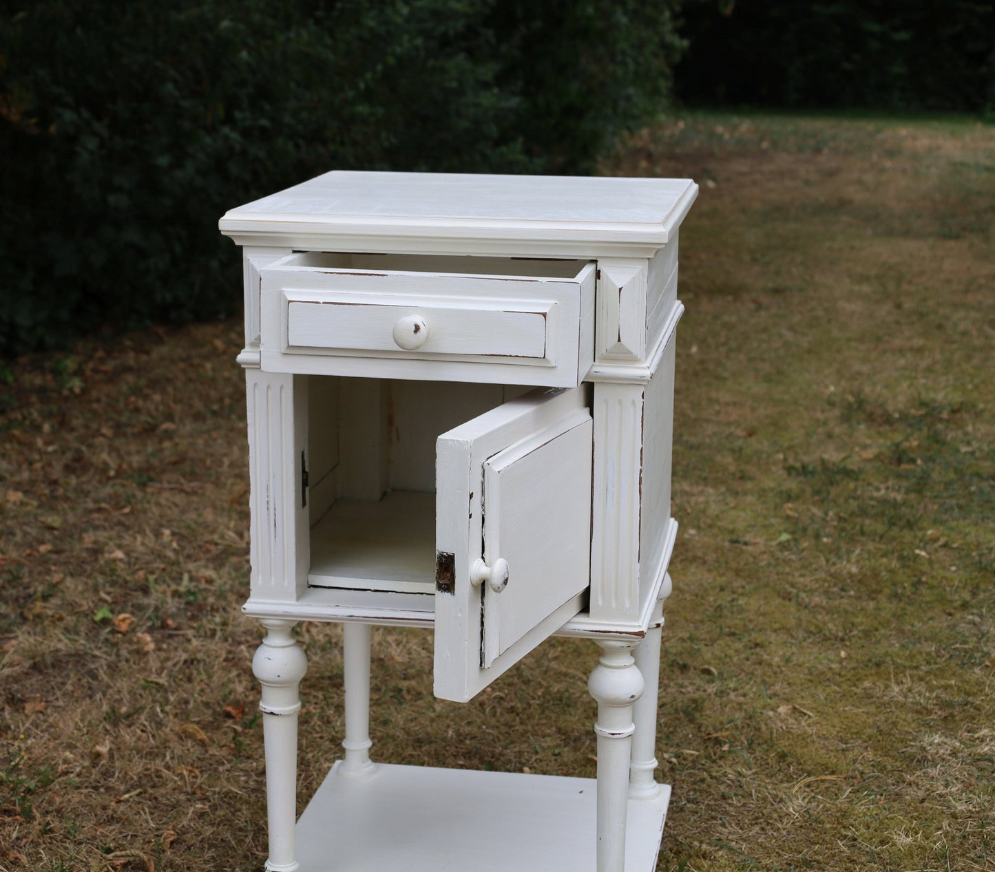 Antikes französisches Nachtschränkchen Shabby Chic – Massivholz Creme-Weiß, Vintage Landhausstil {{ Shabby Chic und Landhaus Deko }} {{ www.Stein-Alt.de }}