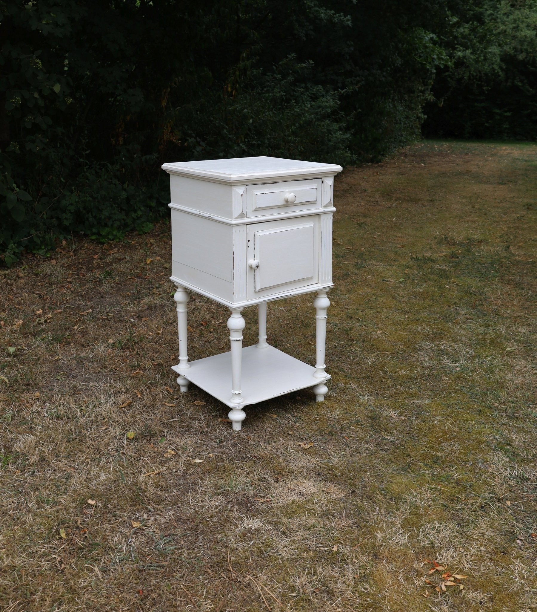 Antikes französisches Nachtschränkchen Shabby Chic – Massivholz Creme-Weiß, Vintage Landhausstil {{ Shabby Chic und Landhaus Deko }} {{ www.Stein-Alt.de }}