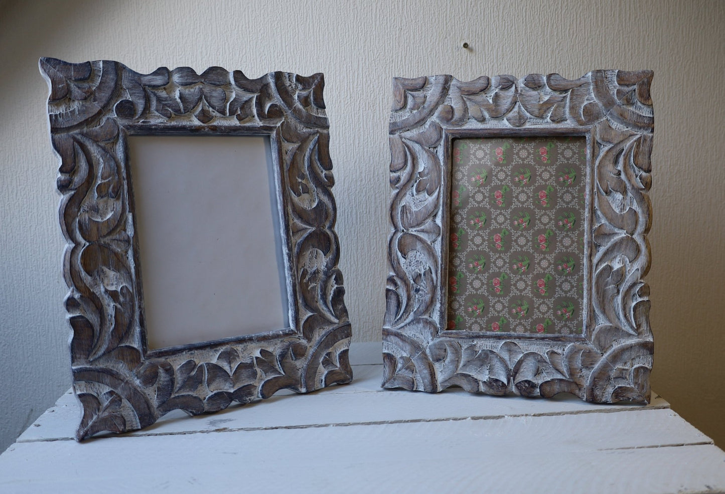 Bilderrahmen Shabby Chic, aus Holz mit Schnitzereien in Weiß-Braun {{ Shabby Chic und Landhaus Deko }} {{ www.Stein-Alt.de }}