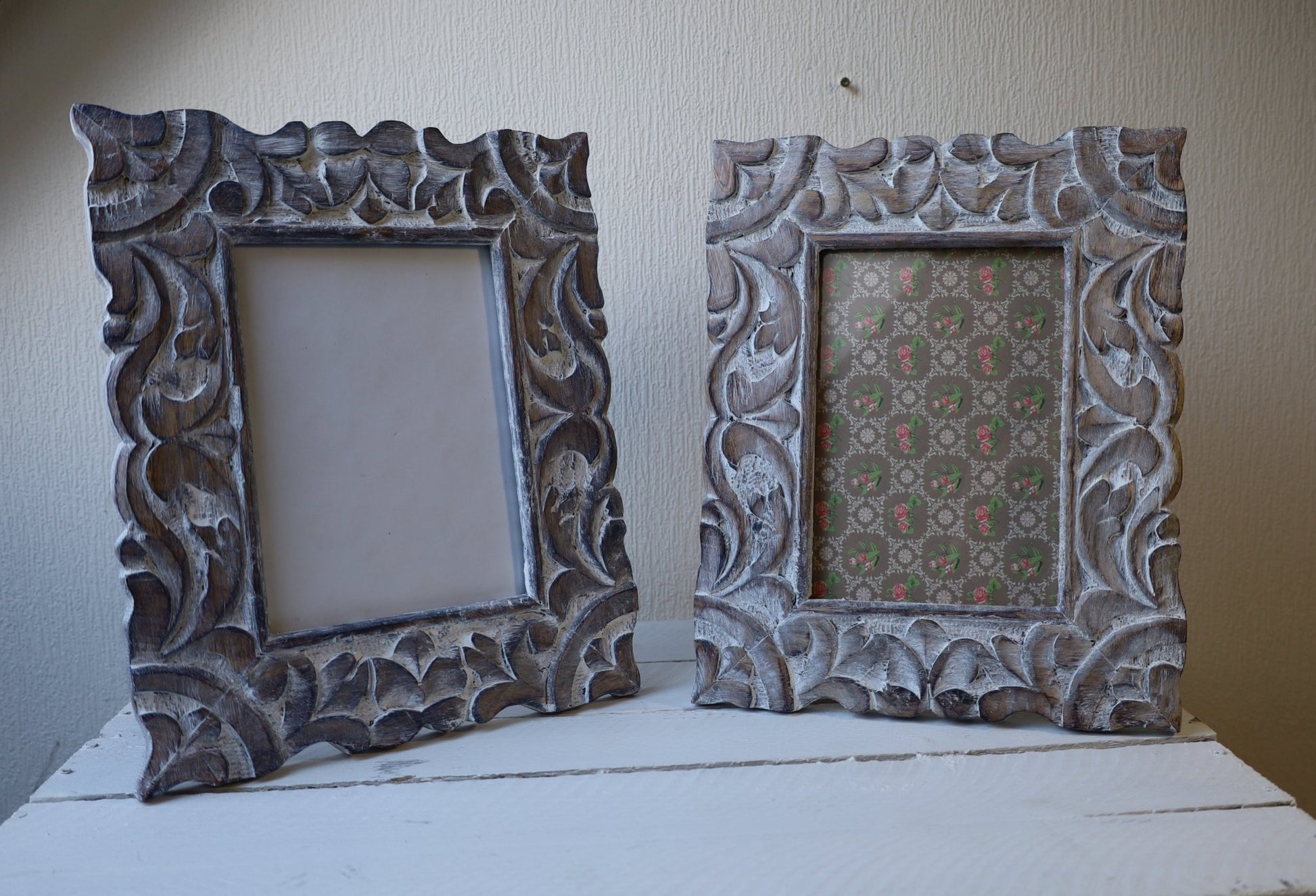 Bilderrahmen Shabby Chic, aus Holz mit Schnitzereien in Weiß-Braun {{ Shabby Chic und Landhaus Deko }} {{ www.Stein-Alt.de }}