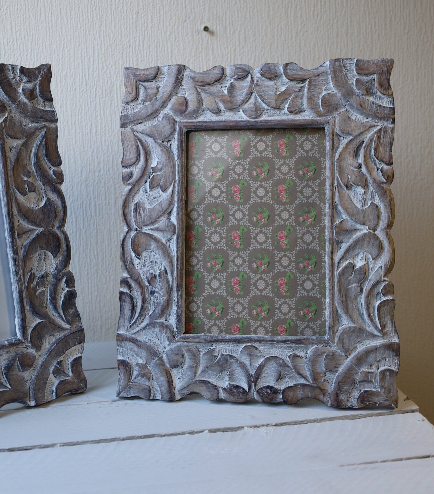 Bilderrahmen Shabby Chic, aus Holz mit Schnitzereien in Weiß-Braun {{ Shabby Chic und Landhaus Deko }} {{ www.Stein-Alt.de }}