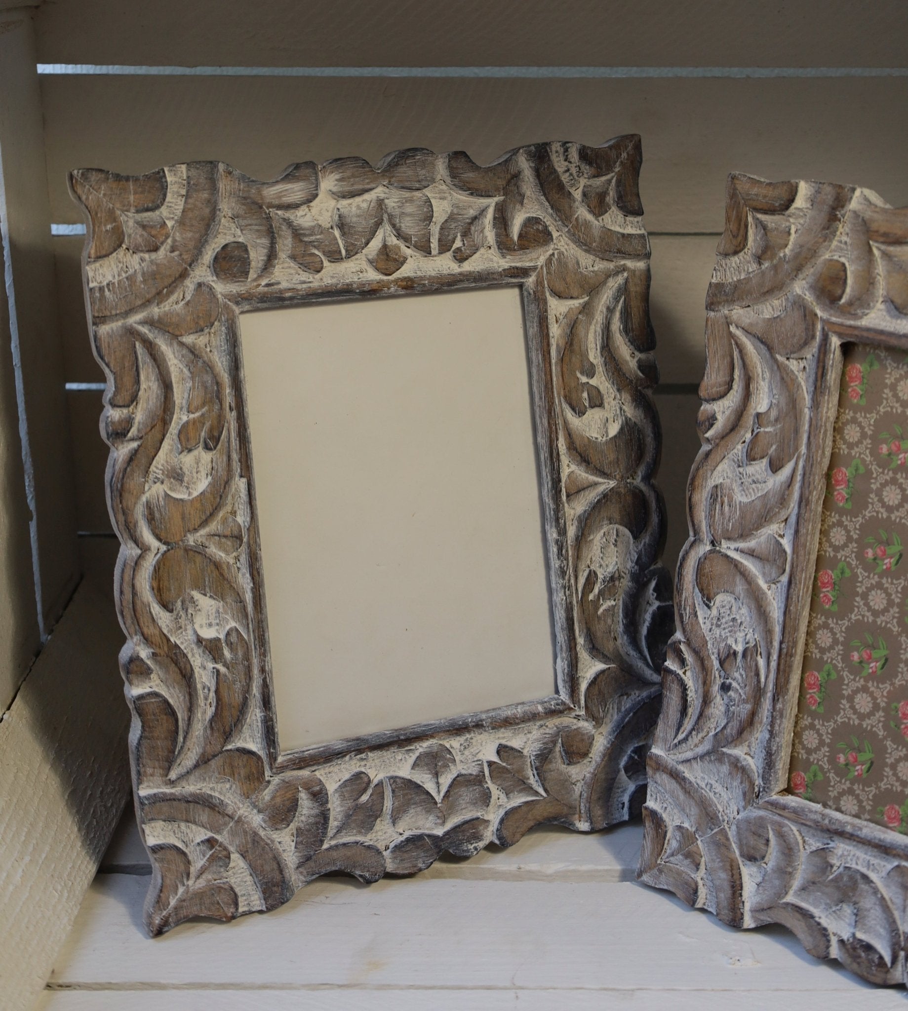 Bilderrahmen Shabby Chic, aus Holz mit Schnitzereien in Weiß-Braun {{ Shabby Chic und Landhaus Deko }} {{ www.Stein-Alt.de }}