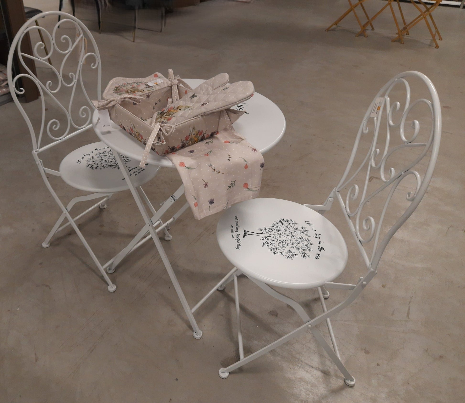 Bistro Set Garten - Runder Tisch mit 2 Stühlen, Eisen Weiß, Landhausstil {{ Shabby Chic und Landhaus Deko }} {{ www.Stein-Alt.de }}
