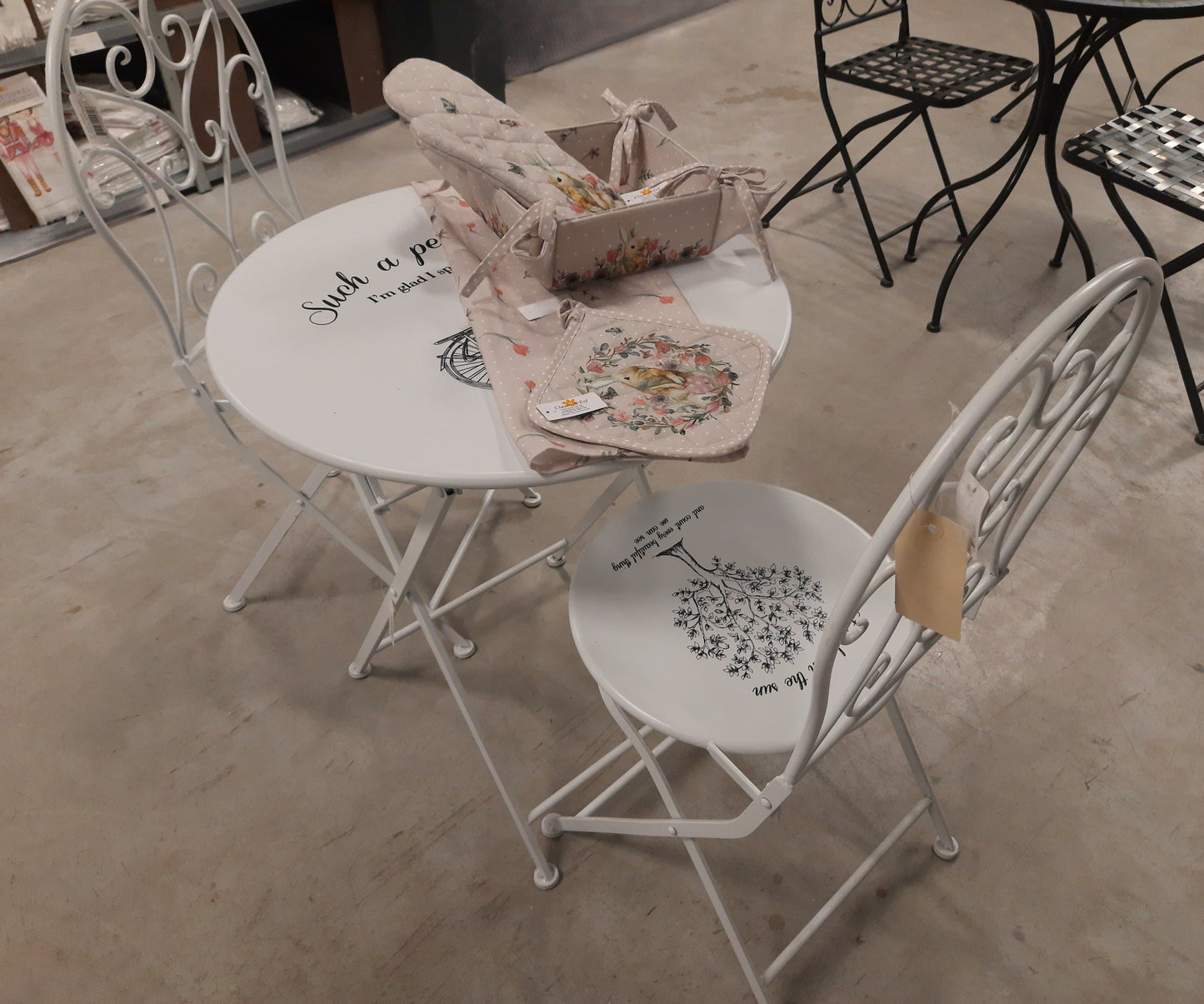 Bistro Set Garten - Runder Tisch mit 2 Stühlen, Eisen Weiß, Landhausstil {{ Shabby Chic und Landhaus Deko }} {{ www.Stein-Alt.de }}