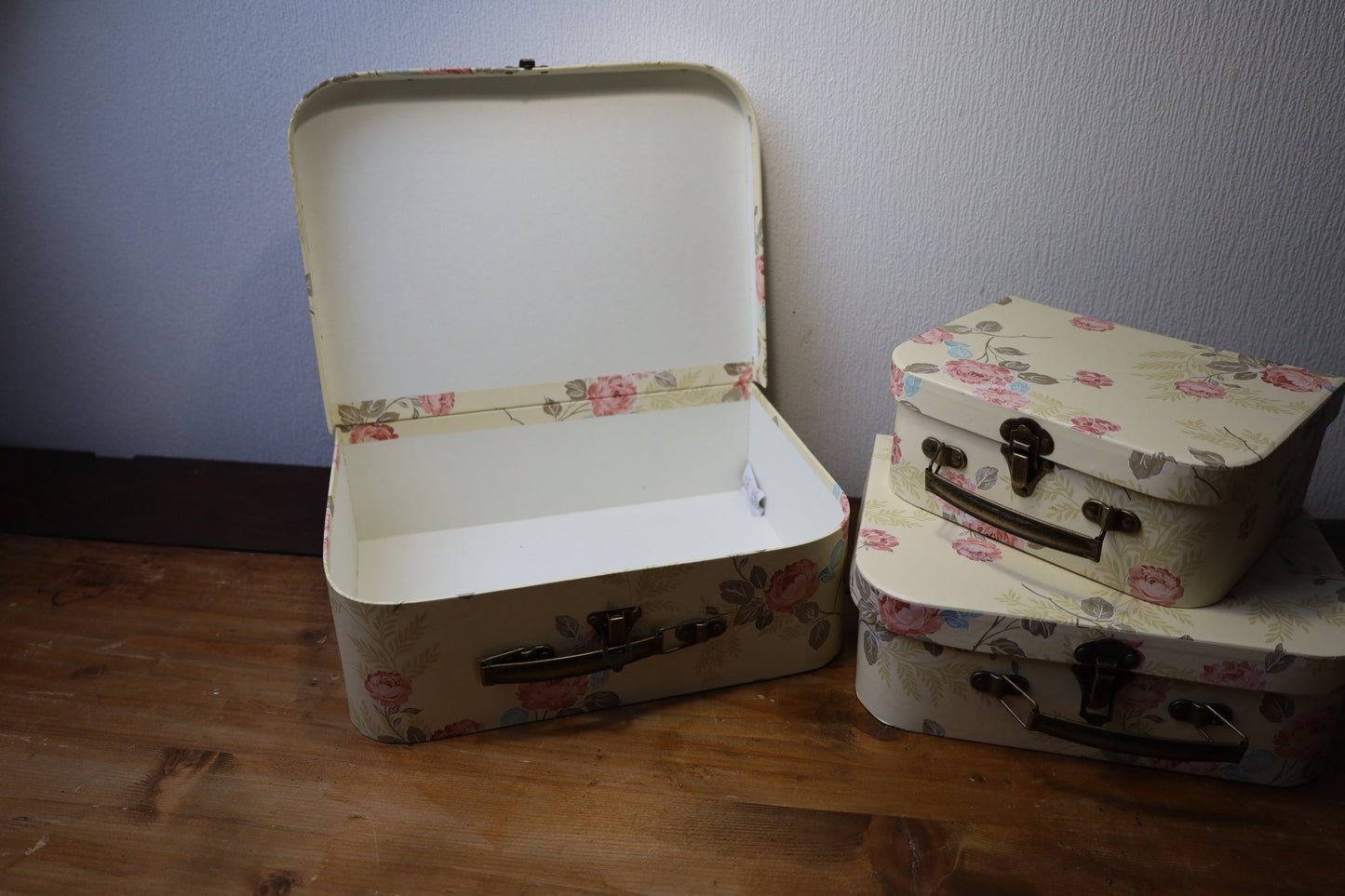 Deko Koffer Set 3-teilig Blumen Gelb Beige - Aufbewahrungsboxen Landhausstil {{ Shabby Chic und Landhaus Deko }} {{ www.Stein-Alt.de }}