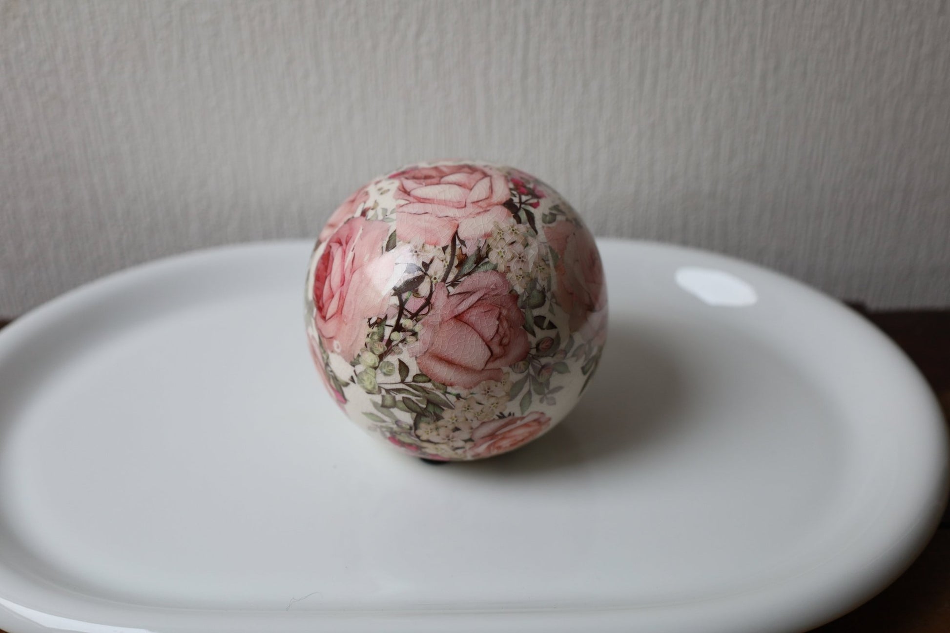 Dekorative Keramik-Kugel mit Rosenmotiv - Shabby Chic Landhaus Deko {{ Shabby Chic und Landhaus Deko }} {{ www.Stein-Alt.de }}