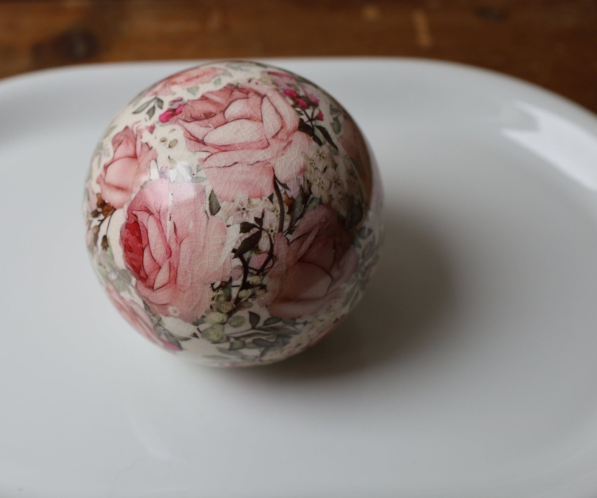 Dekorative Keramik-Kugel mit Rosenmotiv - Shabby Chic Landhaus Deko {{ Shabby Chic und Landhaus Deko }} {{ www.Stein-Alt.de }}