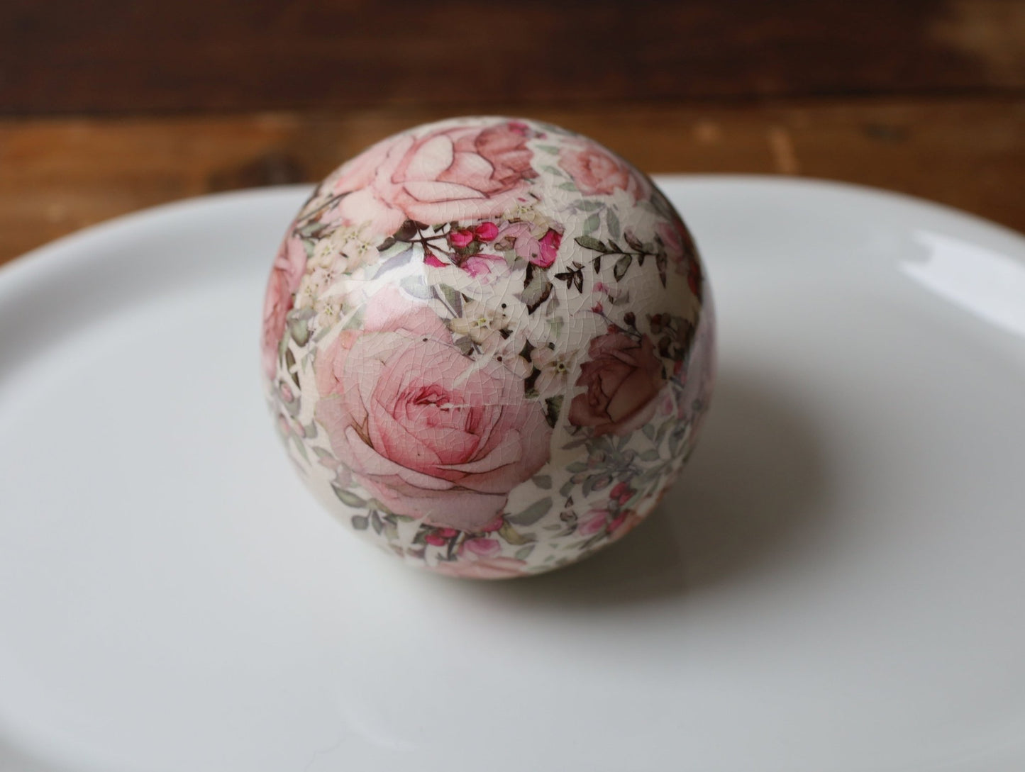 Dekorative Keramik-Kugel mit Rosenmotiv - Shabby Chic Landhaus Deko {{ Shabby Chic und Landhaus Deko }} {{ www.Stein-Alt.de }}