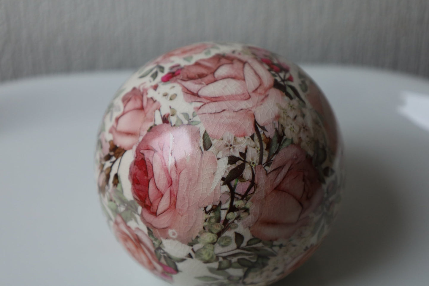Dekorative Keramik-Kugel mit Rosenmotiv - Shabby Chic Landhaus Deko {{ Shabby Chic und Landhaus Deko }} {{ www.Stein-Alt.de }}