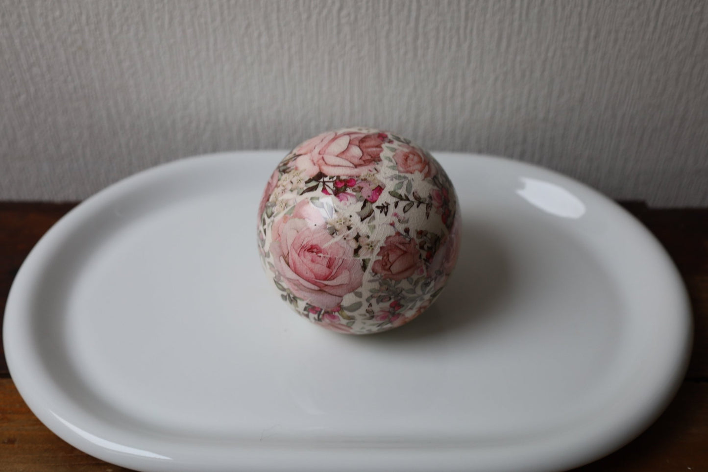 Dekorative Keramik-Kugel mit Rosenmotiv - Shabby Chic Landhaus Deko {{ Shabby Chic und Landhaus Deko }} {{ www.Stein-Alt.de }}