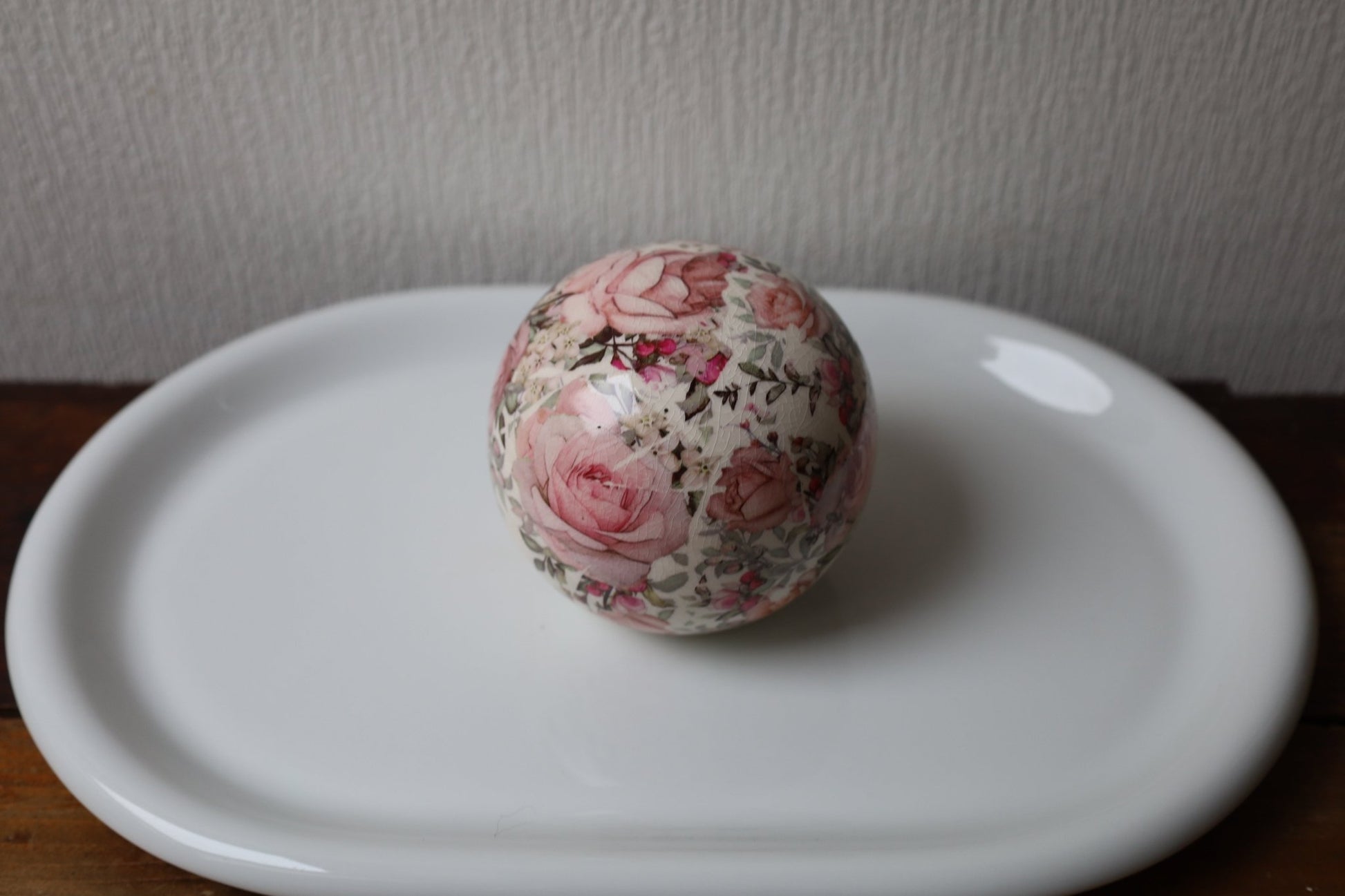 Dekorative Keramik-Kugel mit Rosenmotiv - Shabby Chic Landhaus Deko {{ Shabby Chic und Landhaus Deko }} {{ www.Stein-Alt.de }}