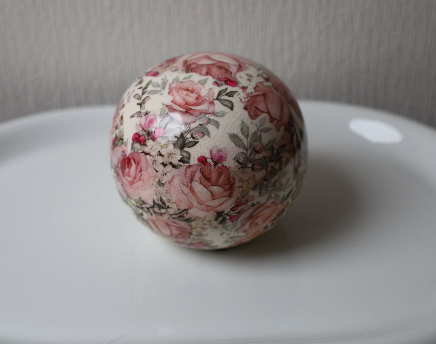 Dekorative Keramik-Kugel mit Rosenmotiv - Shabby Chic Landhaus Deko {{ Shabby Chic und Landhaus Deko }} {{ www.Stein-Alt.de }}