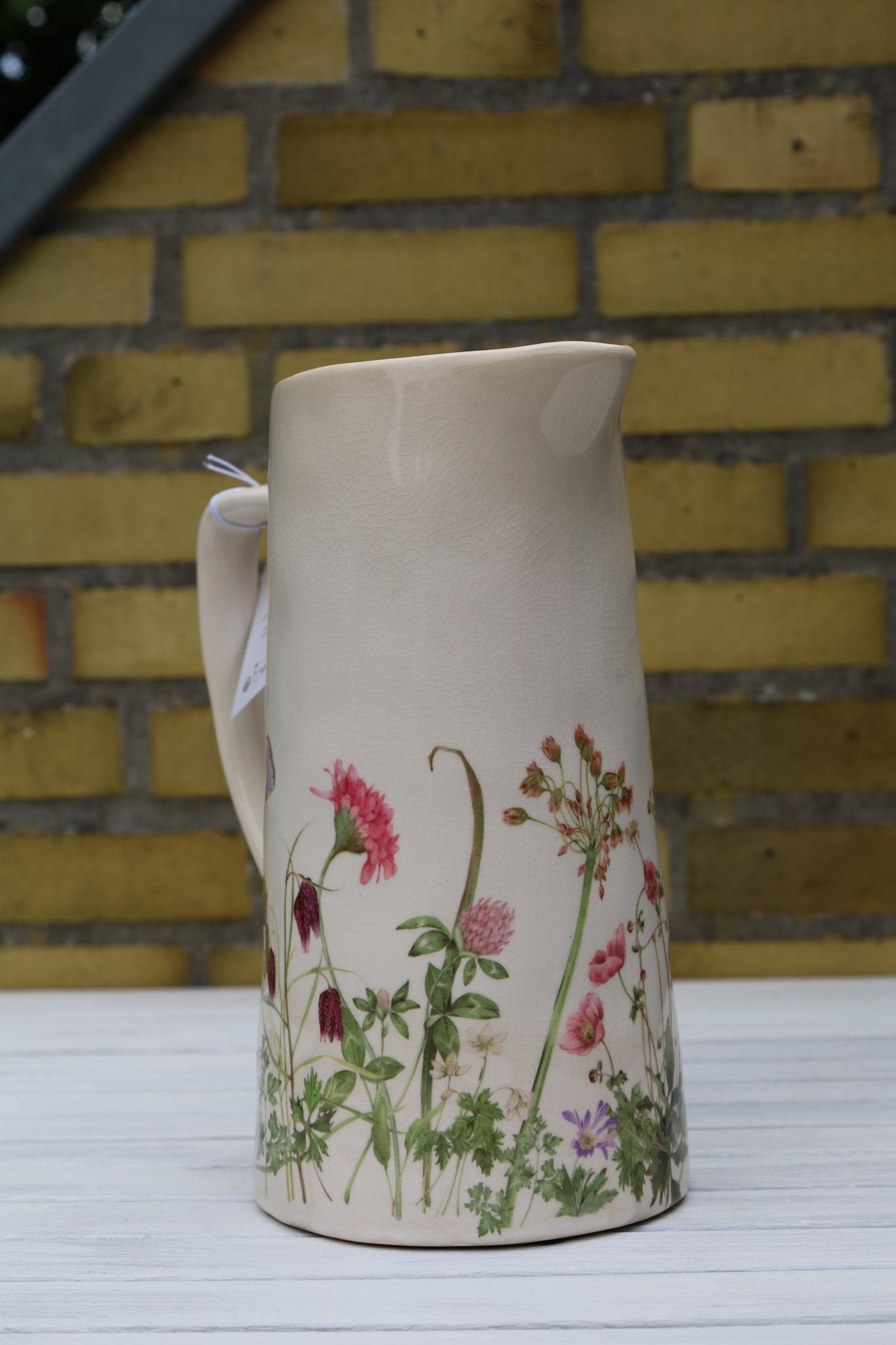 Dekorativer Keramik-Krug mit Wiesenblumen-Motiv - Beige-Rosa Landhausstil {{ Shabby Chic und Landhaus Deko }} {{ www.Stein-Alt.de }}