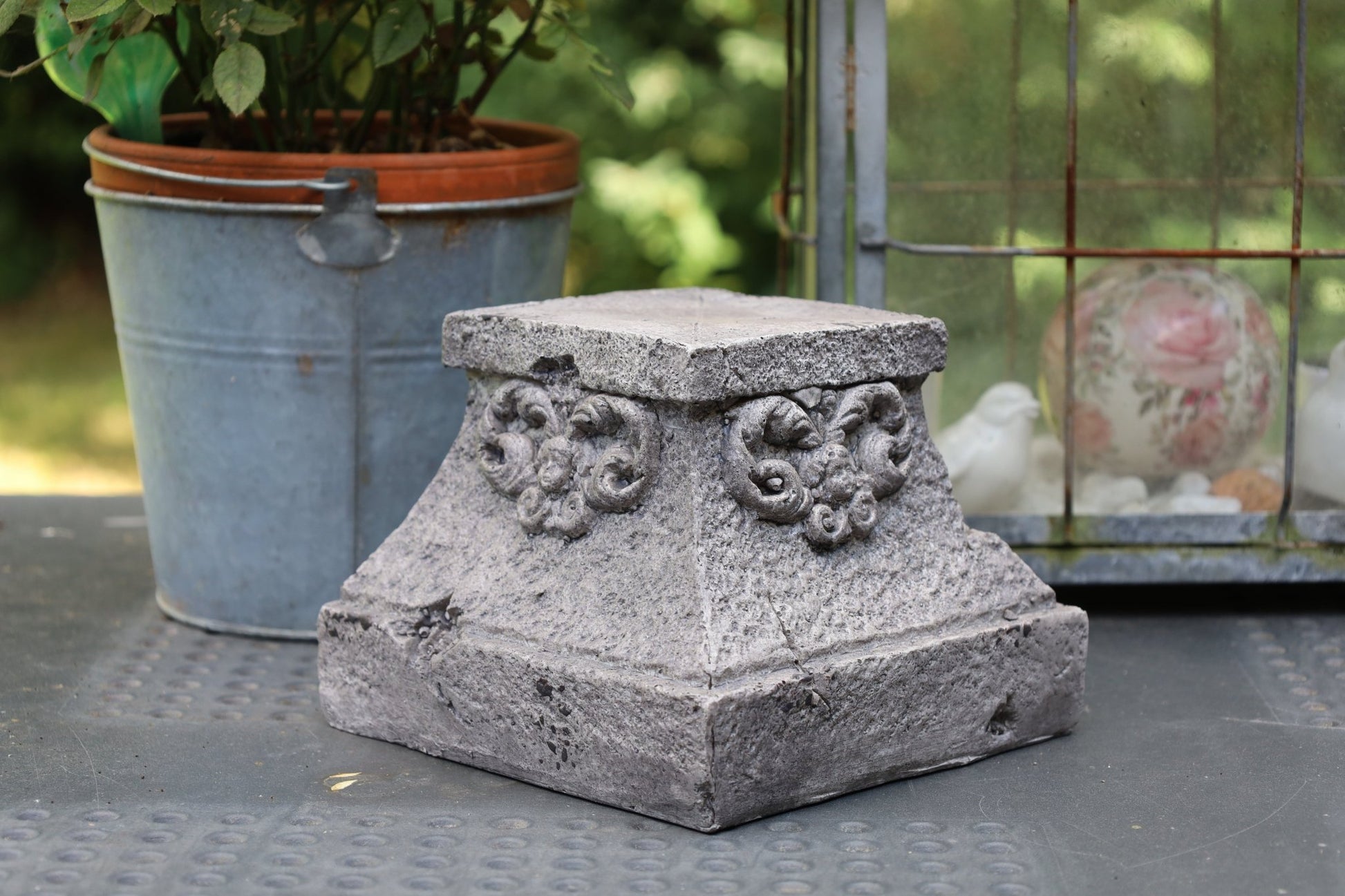 Podest für Blumenkübel Grau 18x18x14cm - Shabby Chic Gartendekoration {{ Shabby Chic und Landhaus Deko }} {{ www.Stein-Alt.de }}