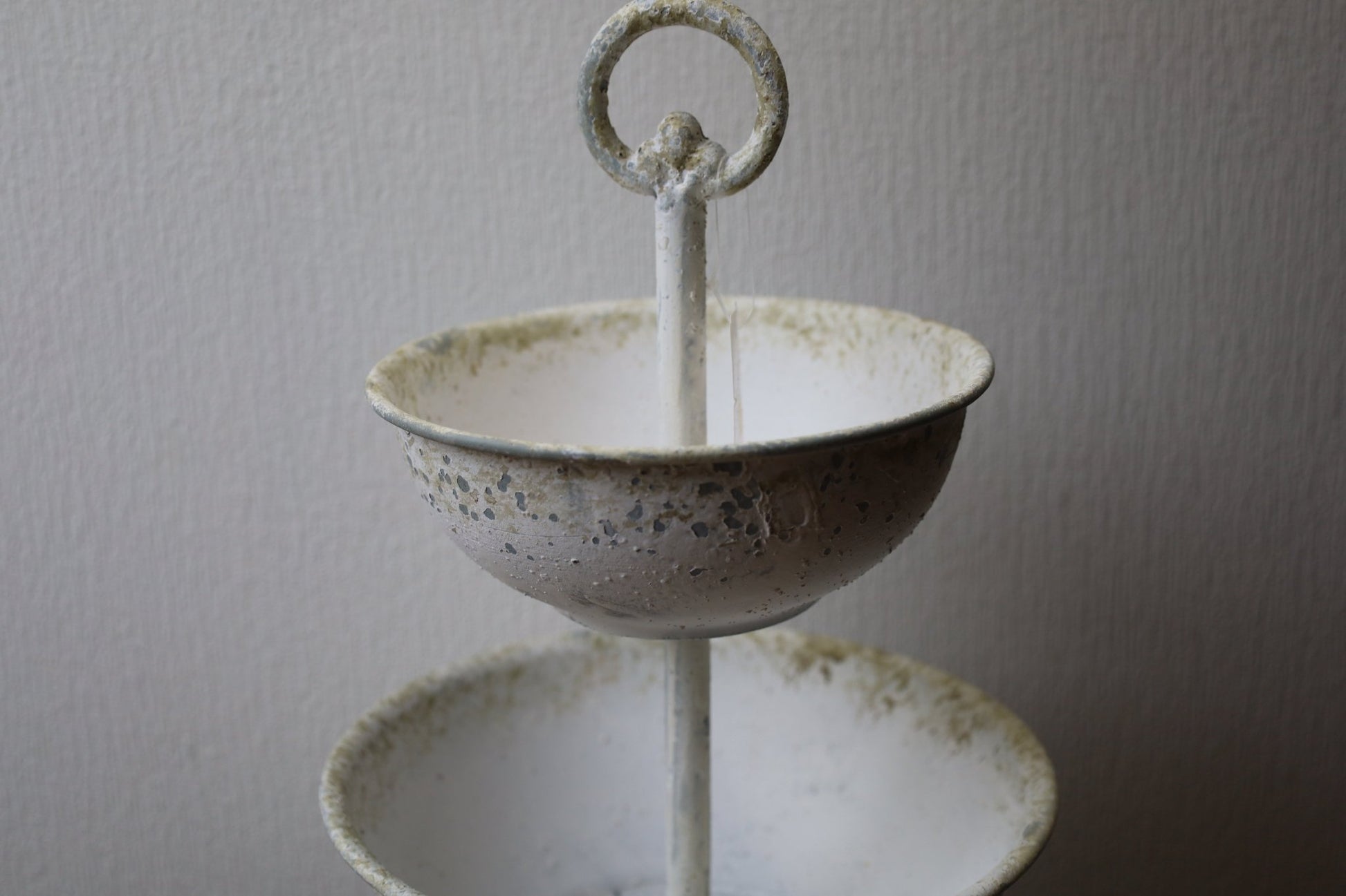 Dreistöckige Etagere mit Schalen Weiß - Shabby Chic Metall {{ Shabby Chic und Landhaus Deko }} {{ www.Stein-Alt.de }}