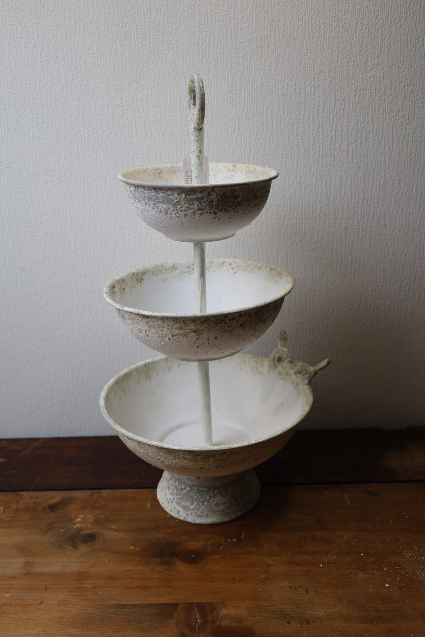 Dreistöckige Etagere mit Schalen Weiß - Shabby Chic Metall {{ Shabby Chic und Landhaus Deko }} {{ www.Stein-Alt.de }}