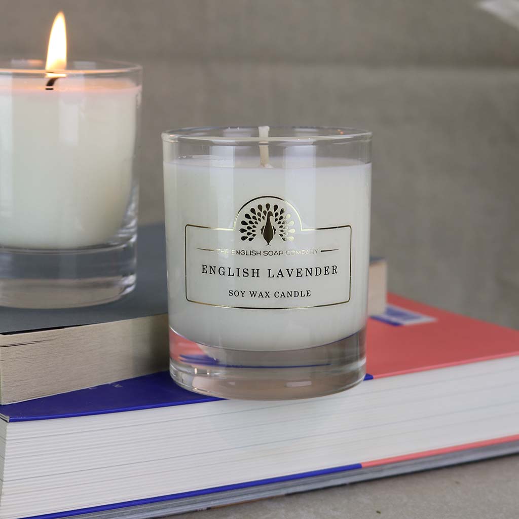 Duftkerze im Glas – Englischer Lavendel auf Sojawachsbasis, 35 Std. Brenndauer {{ Shabby Chic und Landhaus Deko }} {{ www.Stein-Alt.de }}