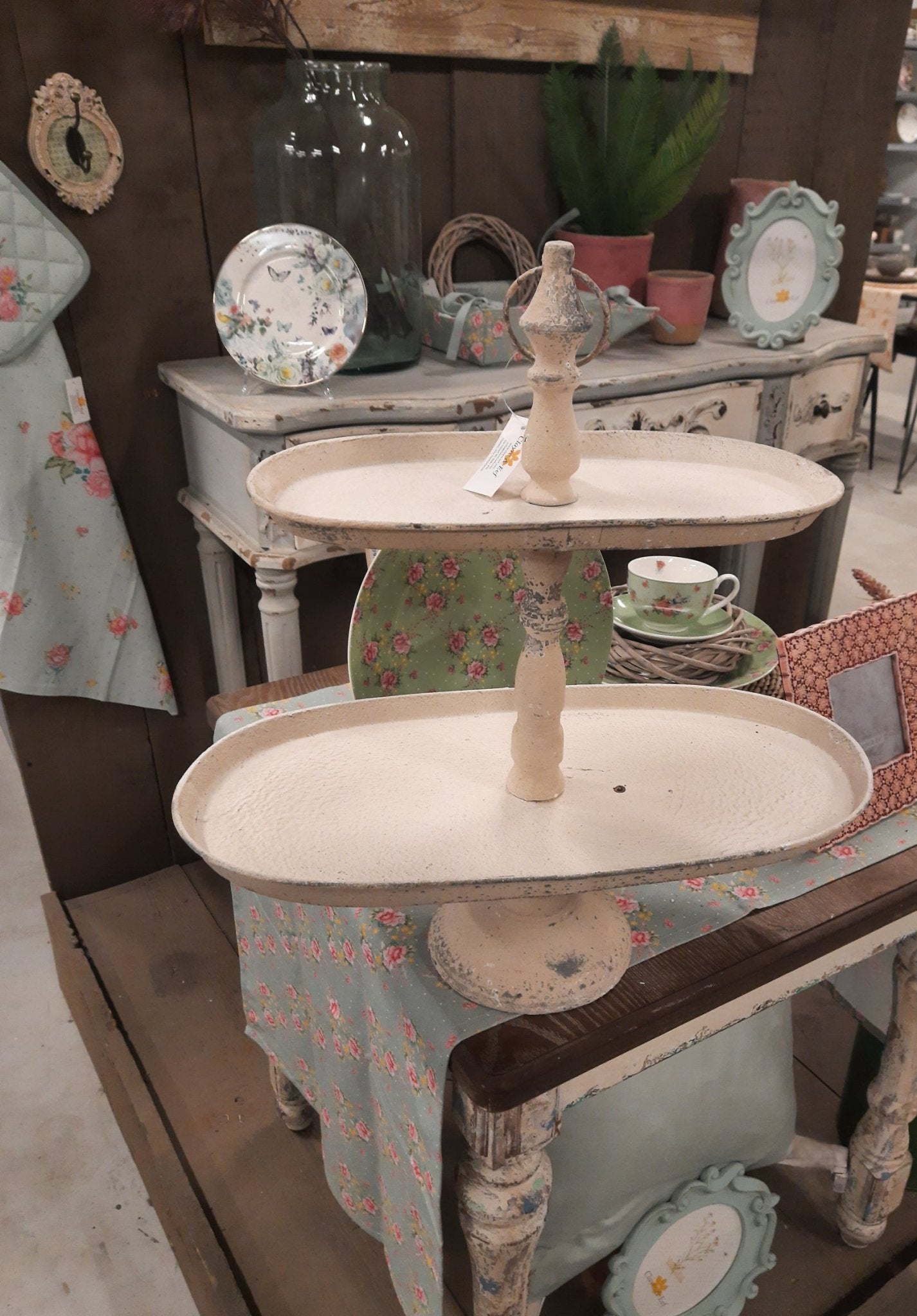 Etagere aus Metall, oval zweistöckig in Grau-Weiß, dekorativ im Shabby Chic Stil {{ Shabby Chic und Landhaus Deko }} {{ www.Stein-Alt.de }}