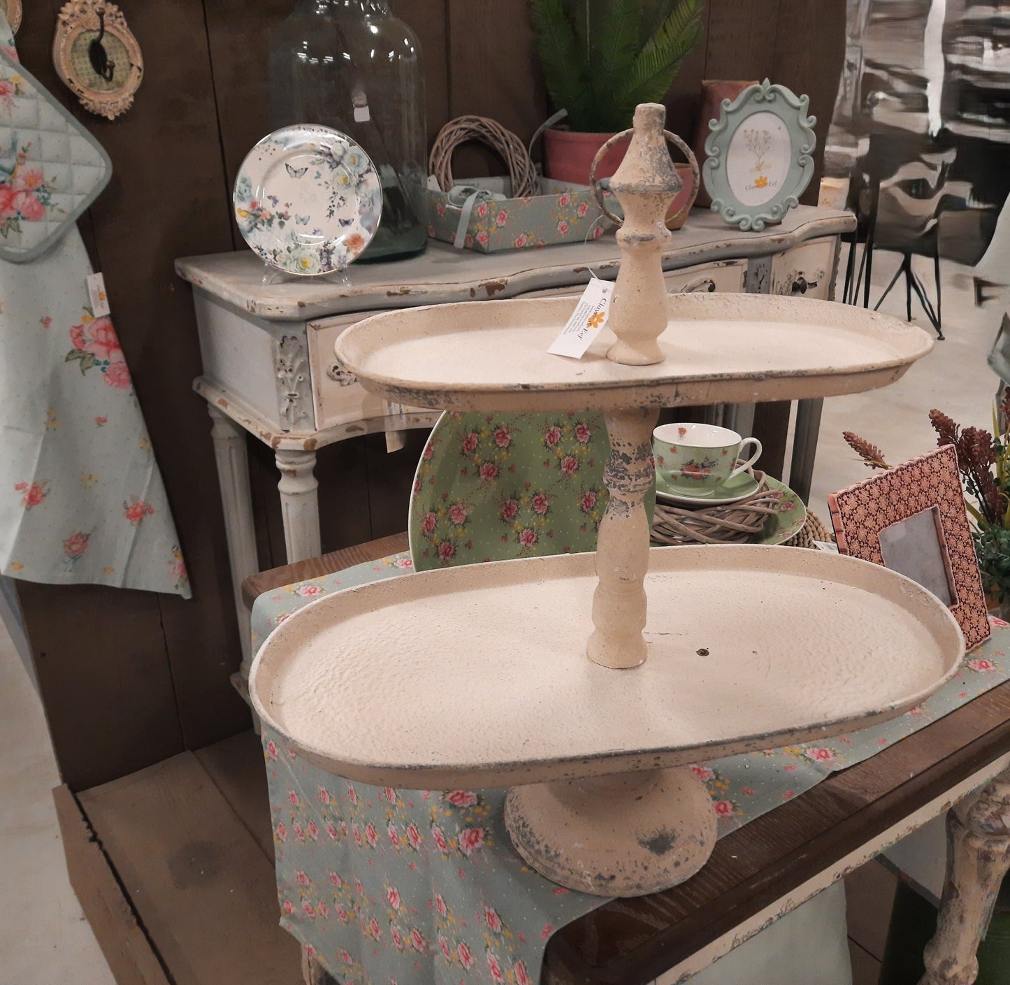 Etagere aus Metall, oval zweistöckig in Grau-Weiß, dekorativ im Shabby Chic Stil {{ Shabby Chic und Landhaus Deko }} {{ www.Stein-Alt.de }}