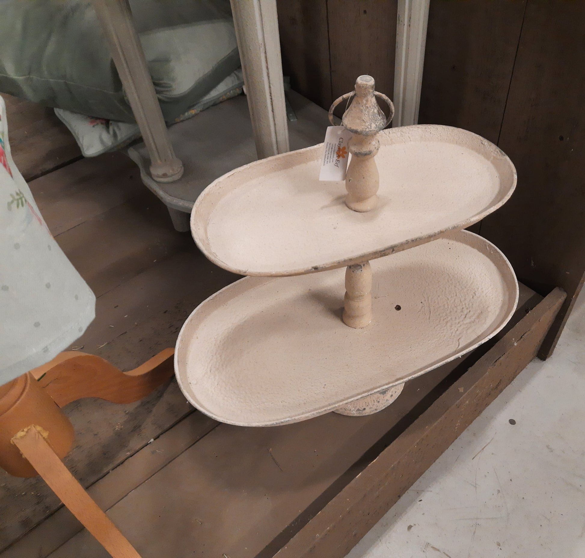 Etagere aus Metall, oval zweistöckig in Grau-Weiß, dekorativ im Shabby Chic Stil {{ Shabby Chic und Landhaus Deko }} {{ www.Stein-Alt.de }}