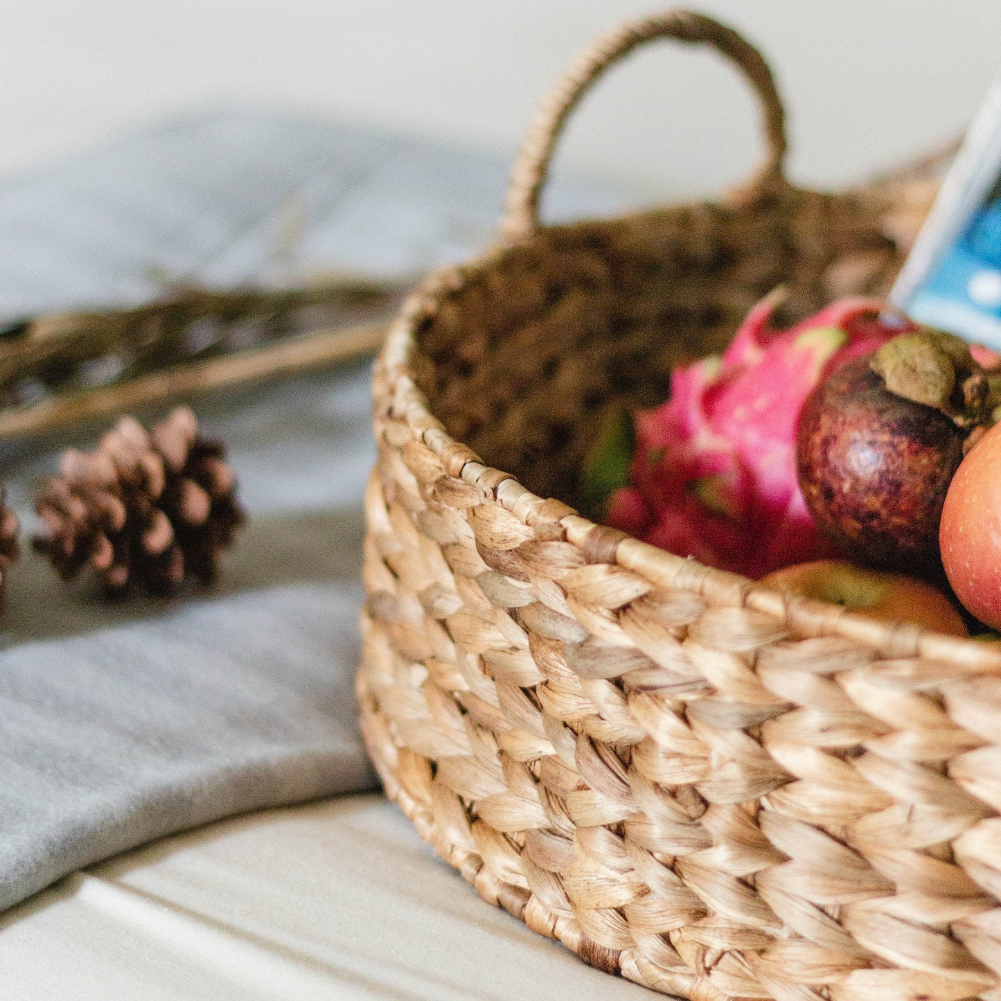 Rundes Korbtablett aus Wasserhyazinthe - Braun | Serviertablett & Dekotablett