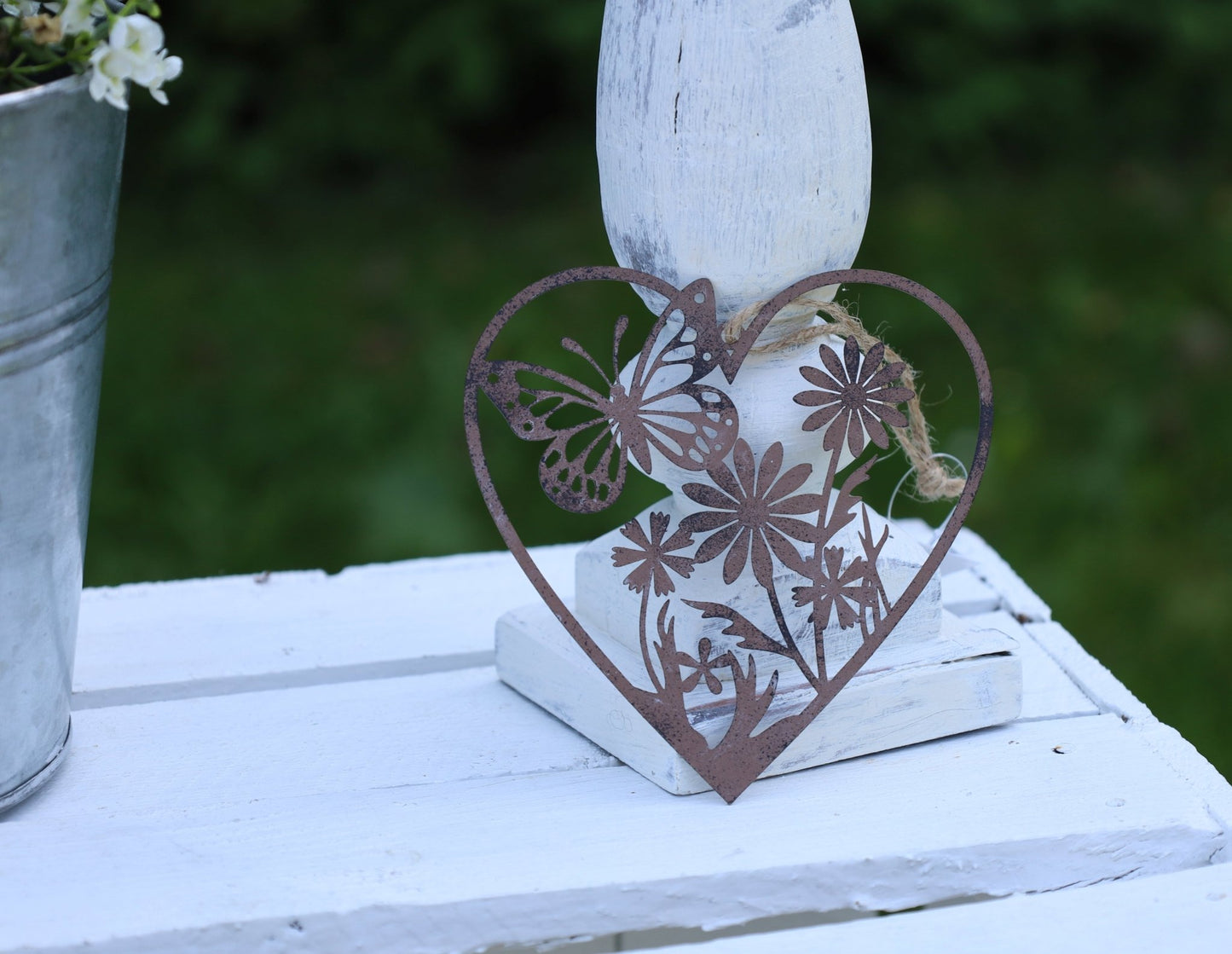 Fensterschmuck: Herz-Anhänger Edelrost mit Schmetterling und Blumen - Deko Landhausstil {{ Shabby Chic und Landhaus Deko }} {{ www.Stein-Alt.de }}