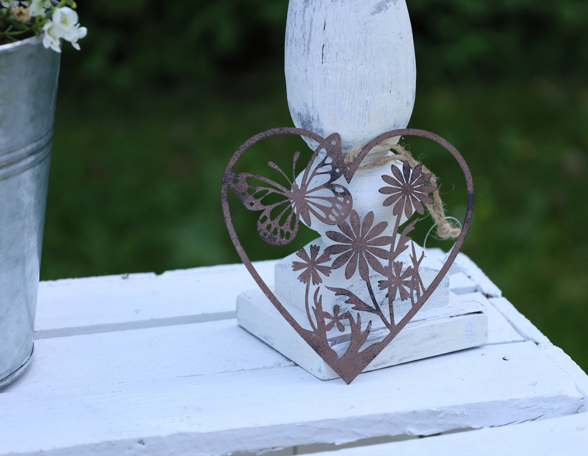 Fensterschmuck: Herz-Anhänger Edelrost mit Schmetterling und Blumen - Deko Landhausstil {{ Shabby Chic und Landhaus Deko }} {{ www.Stein-Alt.de }}