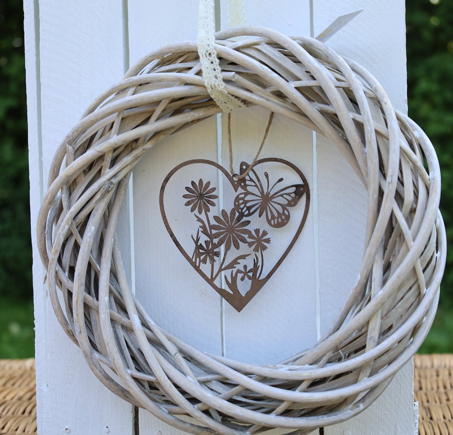 Fensterschmuck: Herz-Anhänger Edelrost mit Schmetterling und Blumen - Deko Landhausstil {{ Shabby Chic und Landhaus Deko }} {{ www.Stein-Alt.de }}