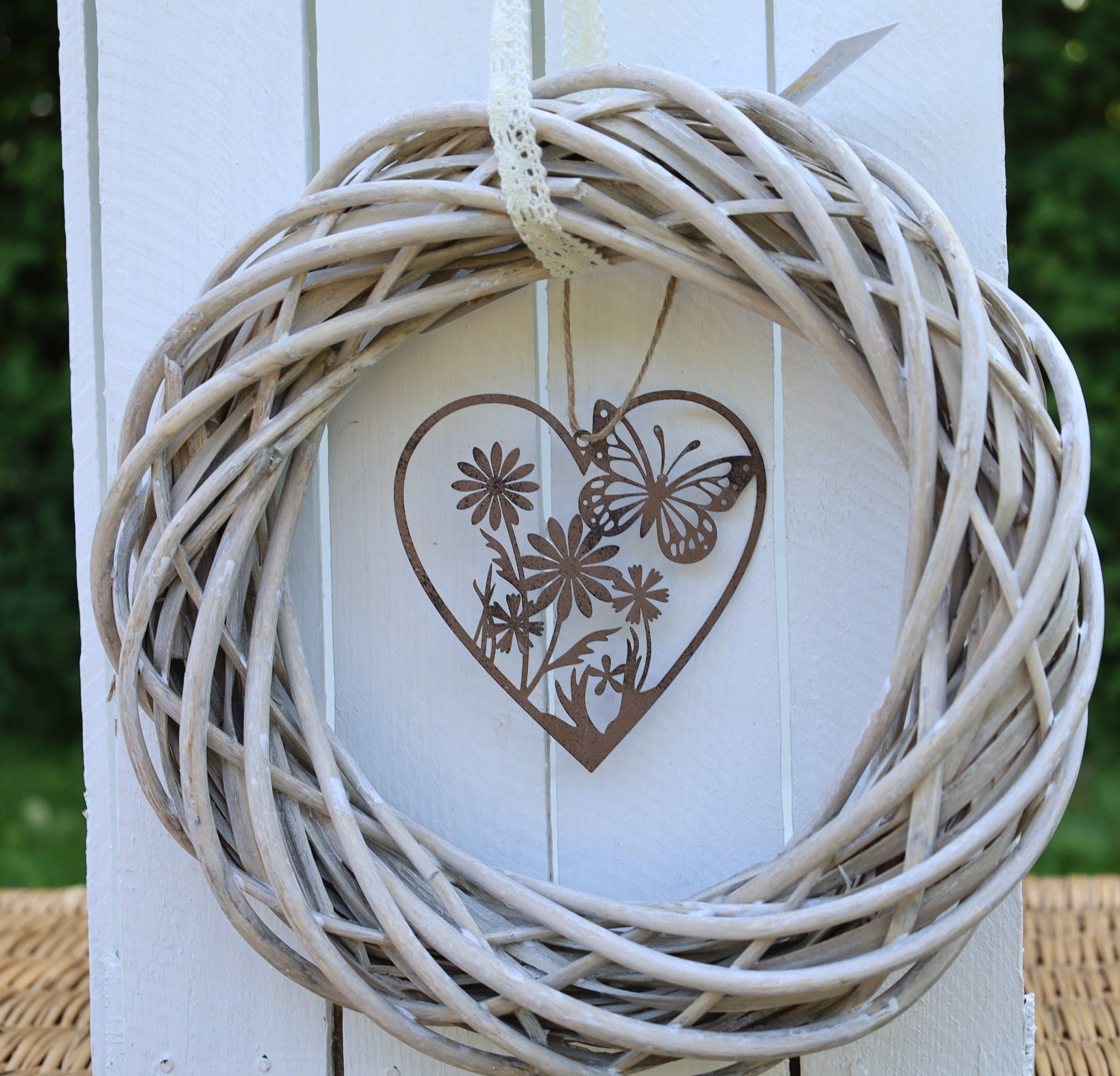 Fensterschmuck: Herz-Anhänger Edelrost mit Schmetterling und Blumen - Deko Landhausstil {{ Shabby Chic und Landhaus Deko }} {{ www.Stein-Alt.de }}