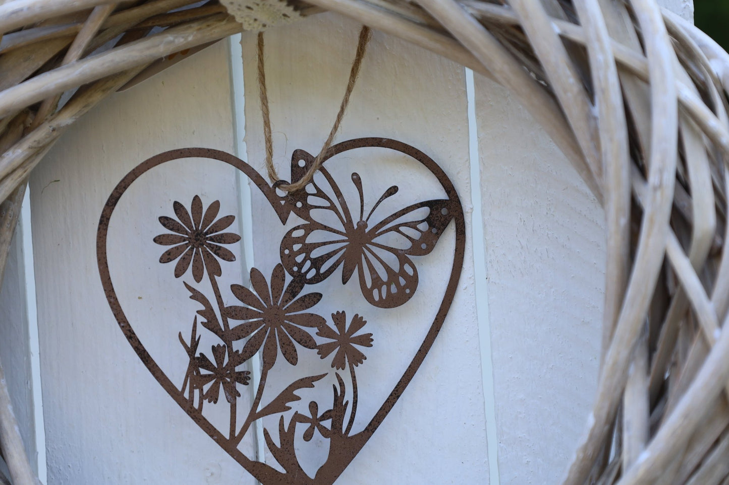 Fensterschmuck: Herz-Anhänger Edelrost mit Schmetterling und Blumen - Deko Landhausstil {{ Shabby Chic und Landhaus Deko }} {{ www.Stein-Alt.de }}