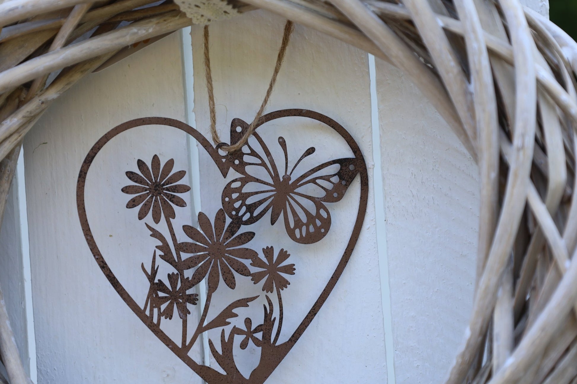 Fensterschmuck: Herz-Anhänger Edelrost mit Schmetterling und Blumen - Deko Landhausstil {{ Shabby Chic und Landhaus Deko }} {{ www.Stein-Alt.de }}