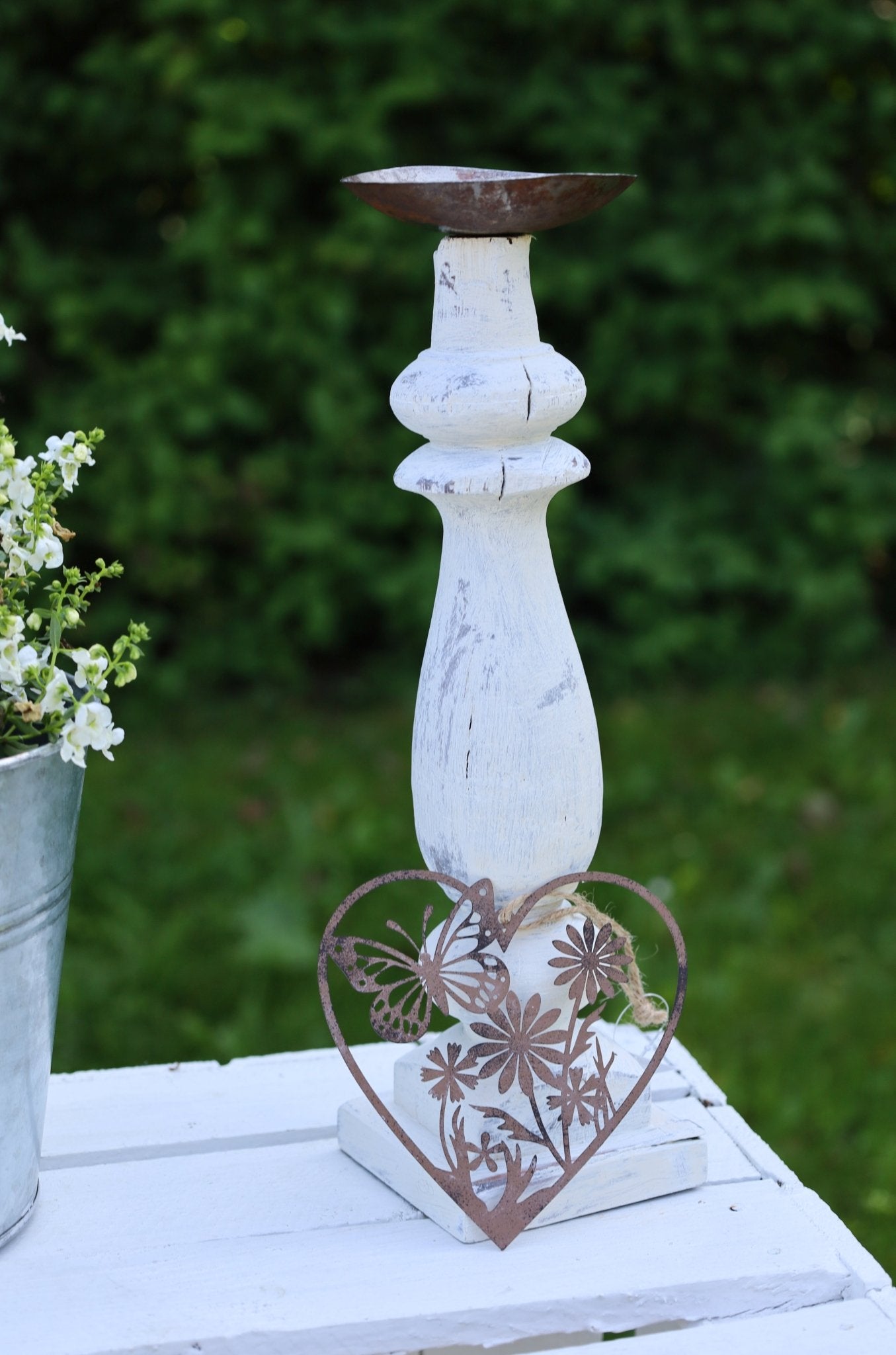 Fensterschmuck: Herz-Anhänger Edelrost mit Schmetterling und Blumen - Deko Landhausstil {{ Shabby Chic und Landhaus Deko }} {{ www.Stein-Alt.de }}