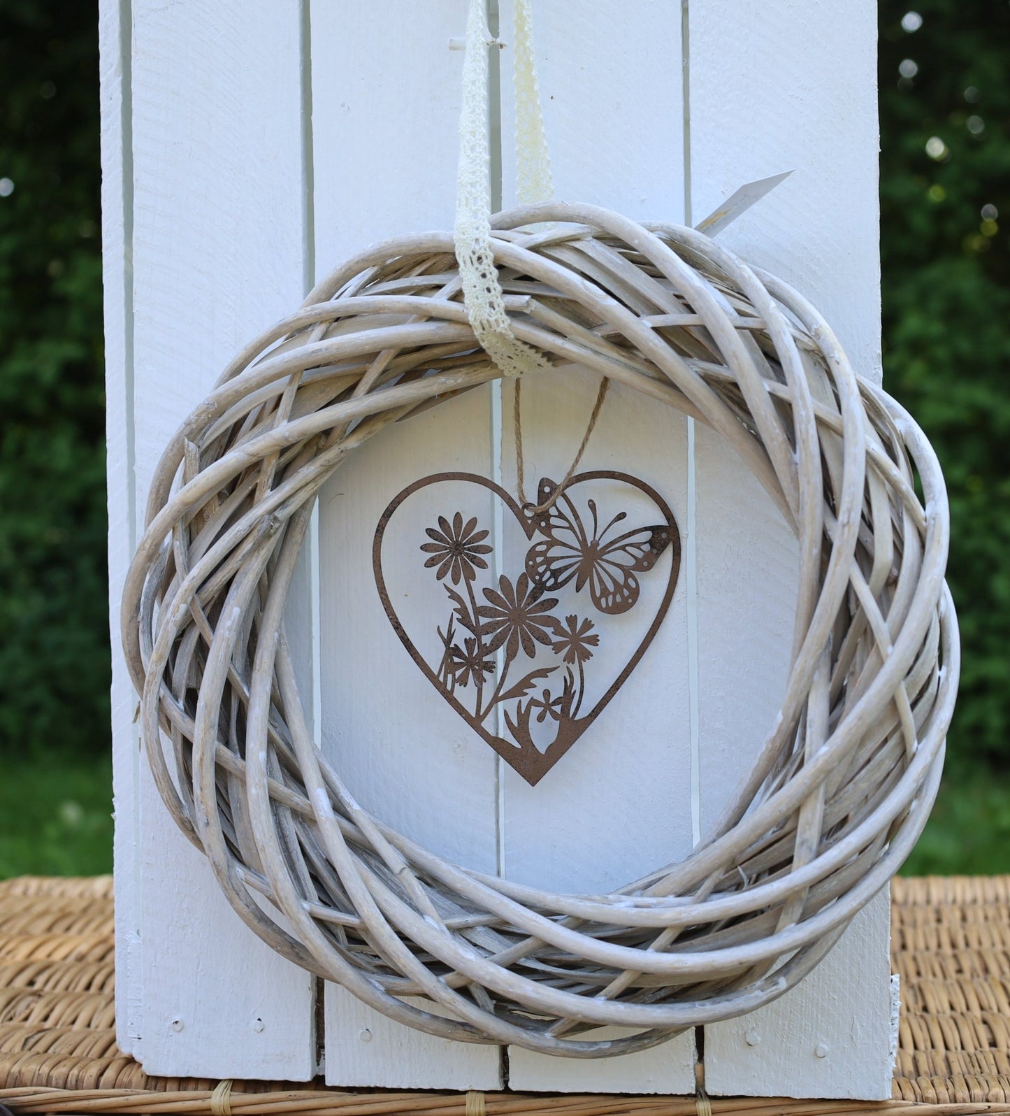 Fensterschmuck: Herz-Anhänger Edelrost mit Schmetterling und Blumen - Deko Landhausstil {{ Shabby Chic und Landhaus Deko }} {{ www.Stein-Alt.de }}