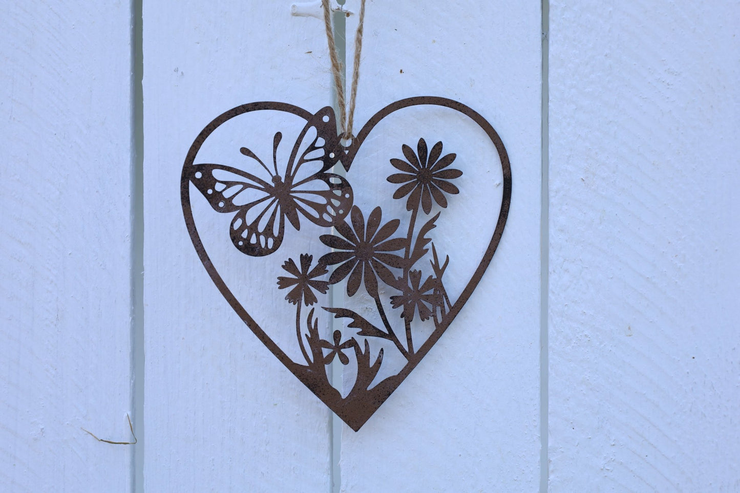Fensterschmuck: Herz-Anhänger Edelrost mit Schmetterling und Blumen - Deko Landhausstil {{ Shabby Chic und Landhaus Deko }} {{ www.Stein-Alt.de }}