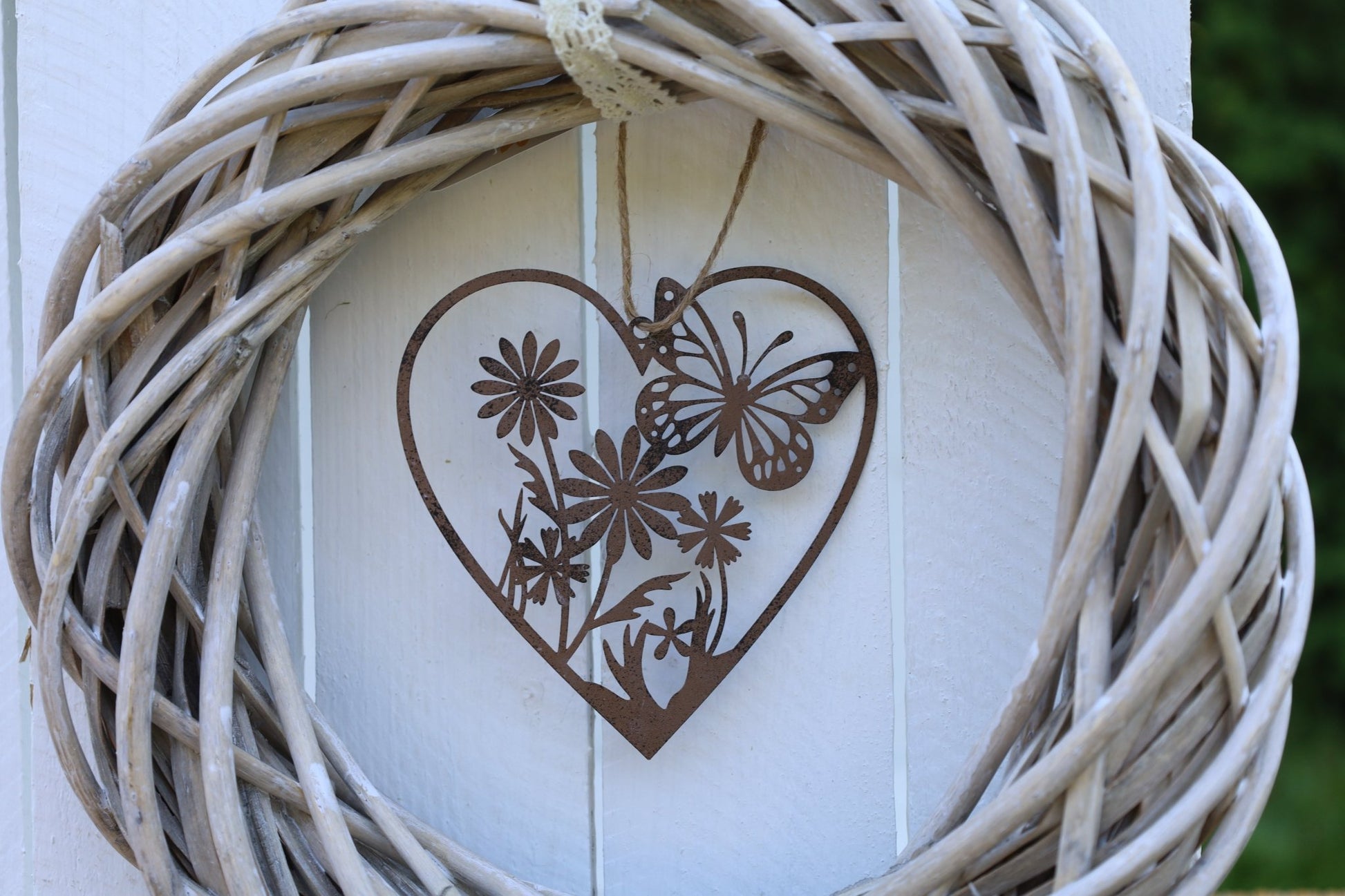 Fensterschmuck: Herz-Anhänger Edelrost mit Schmetterling und Blumen - Deko Landhausstil {{ Shabby Chic und Landhaus Deko }} {{ www.Stein-Alt.de }}